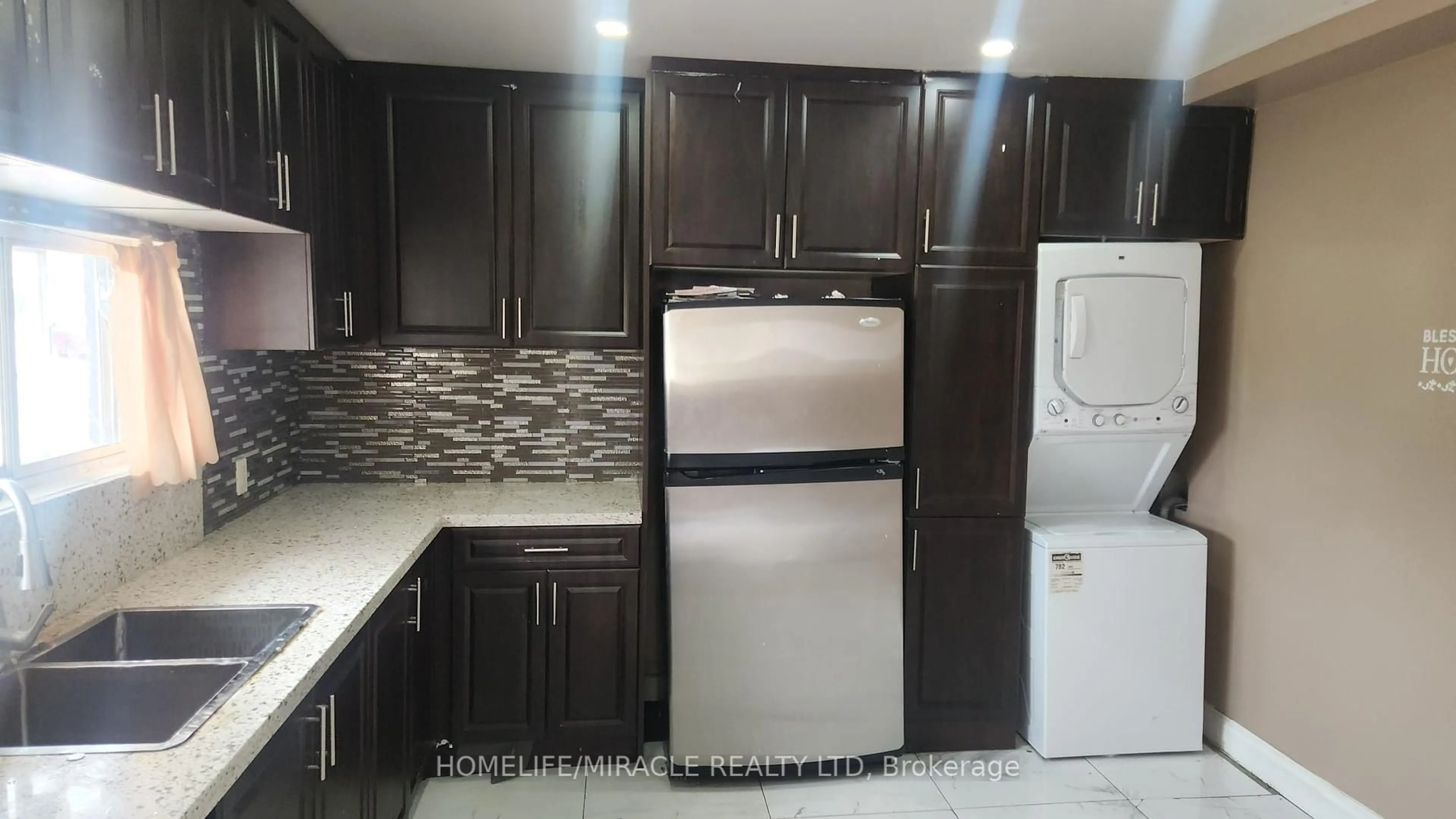 Standard kitchen, ceramic/tile floor for 7529 Homeside Gdns, Mississauga Ontario L4T 2A8