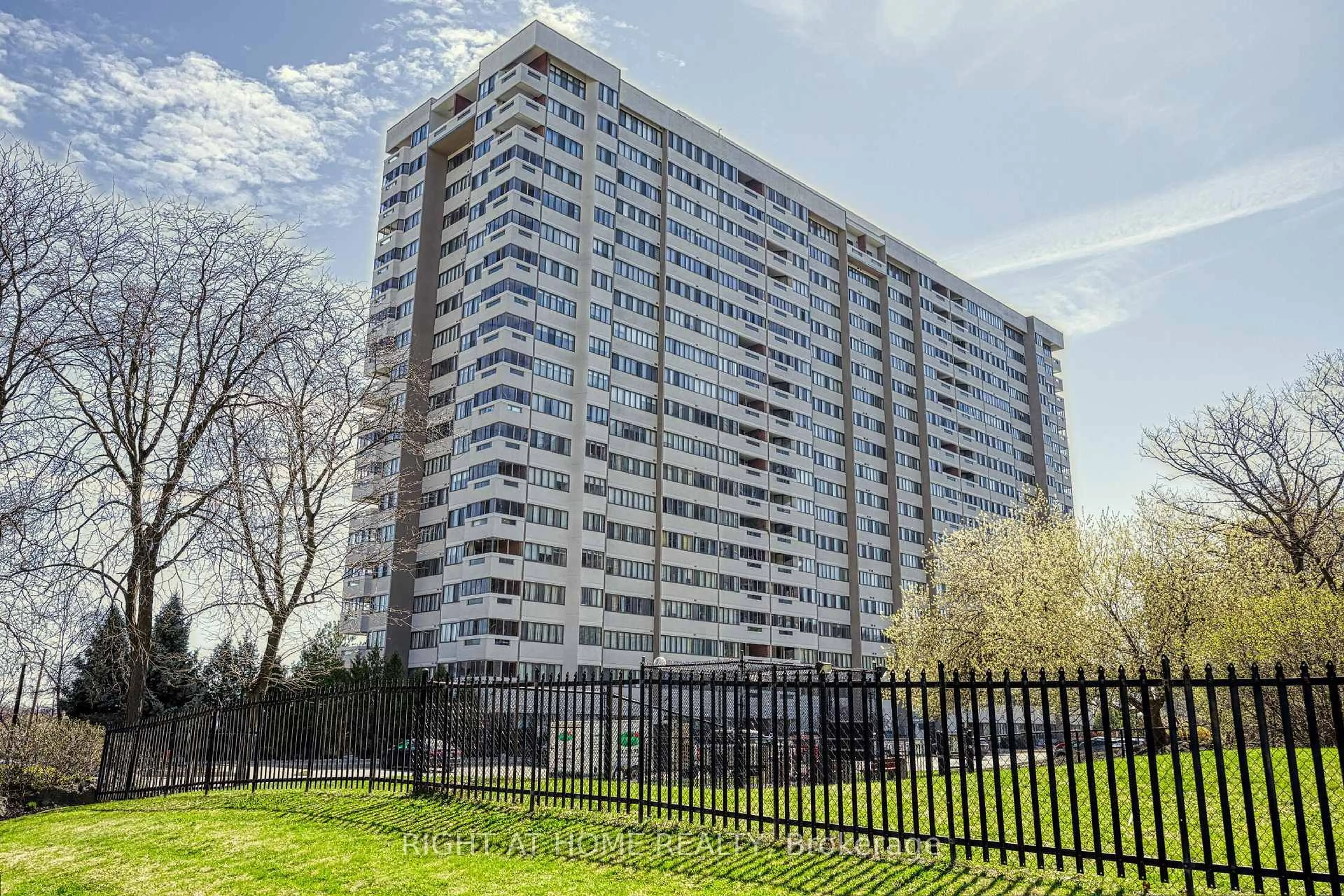 A pic from outside/outdoor area/front of a property/back of a property/a pic from drone, building for 1580 Mississauga Valy #205, Mississauga Ontario L5A 3T8