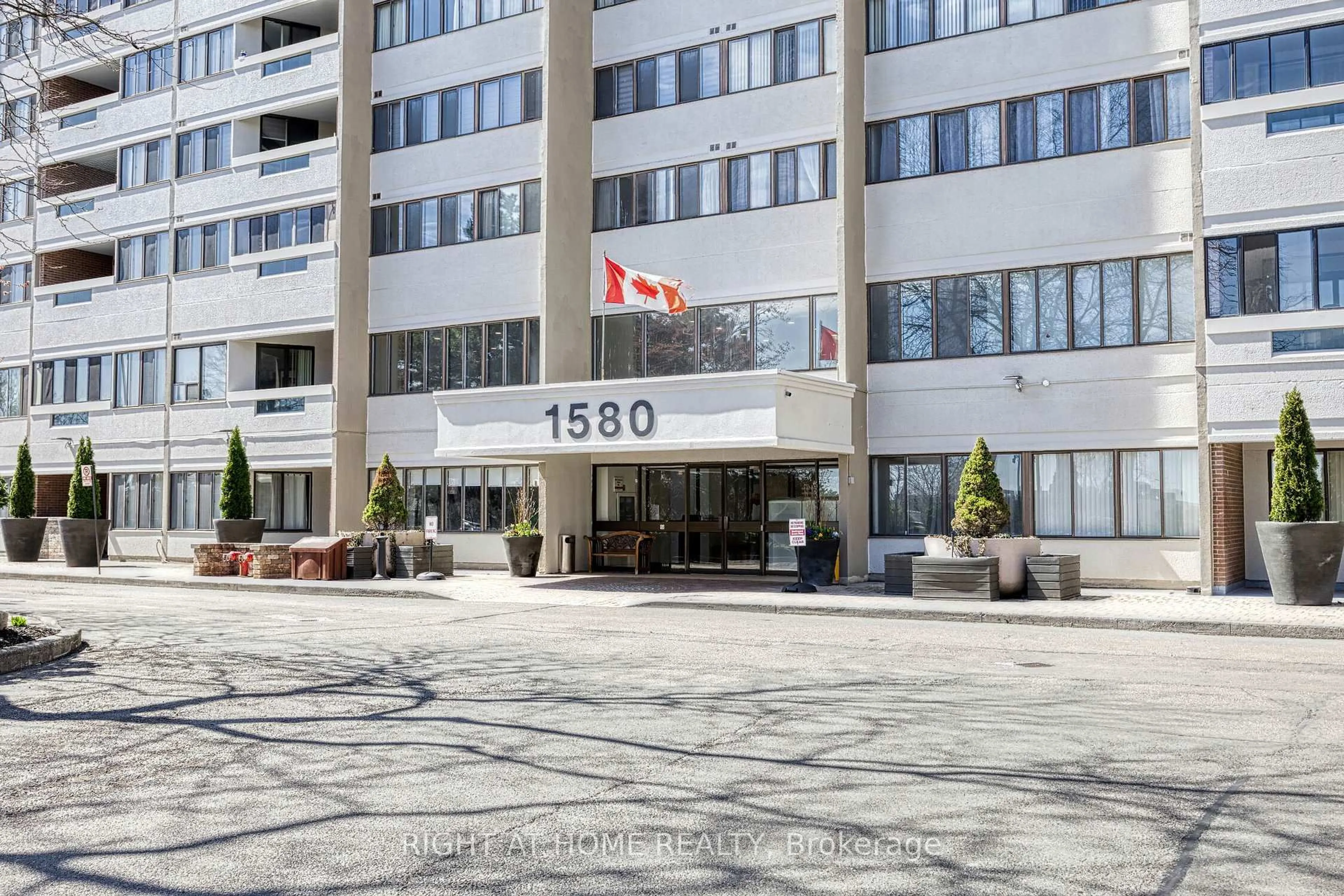 Indoor foyer for 1580 Mississauga Valy #205, Mississauga Ontario L5A 3T8