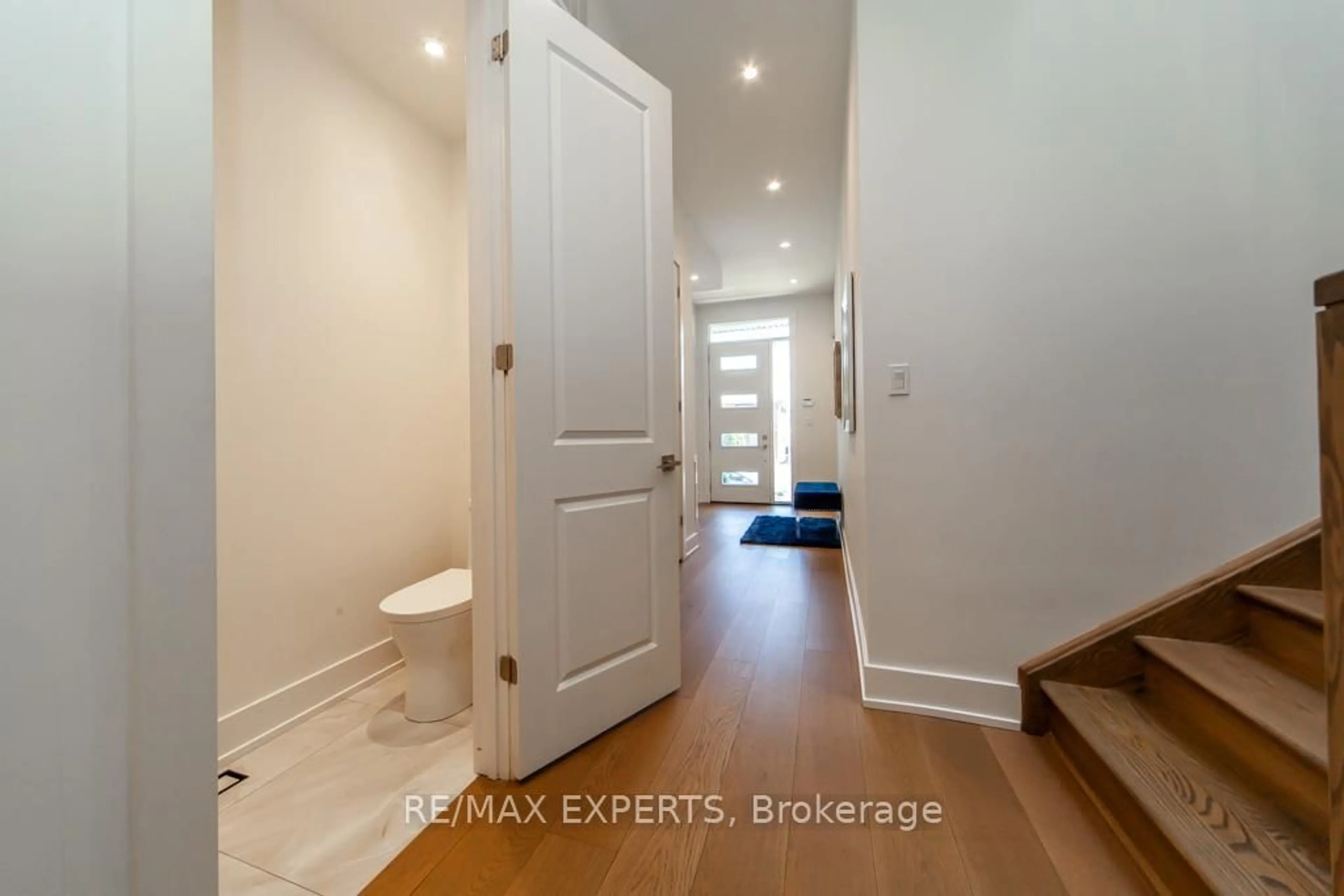 Indoor entryway for 68 Twenty Fourth St, Toronto Ontario M8V 3N8
