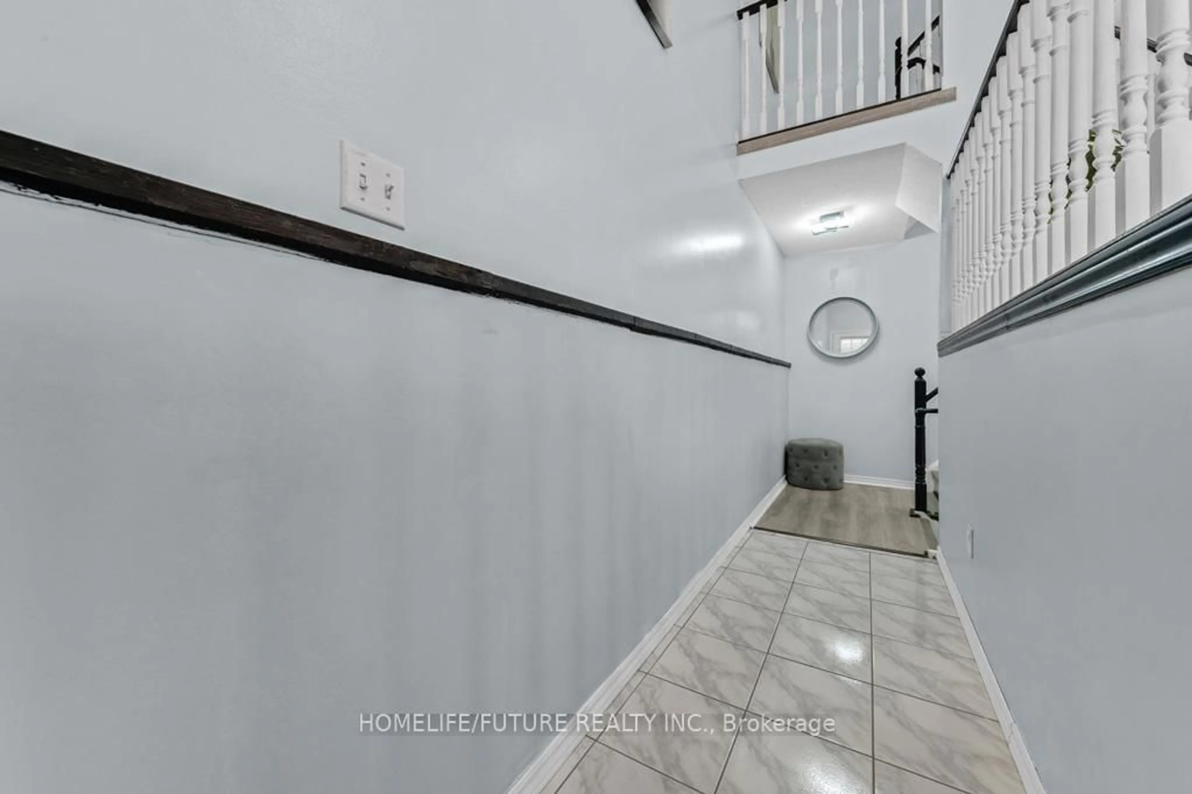Indoor foyer for 1050 Bristol Rd #110, Mississauga Ontario L5V 2E8