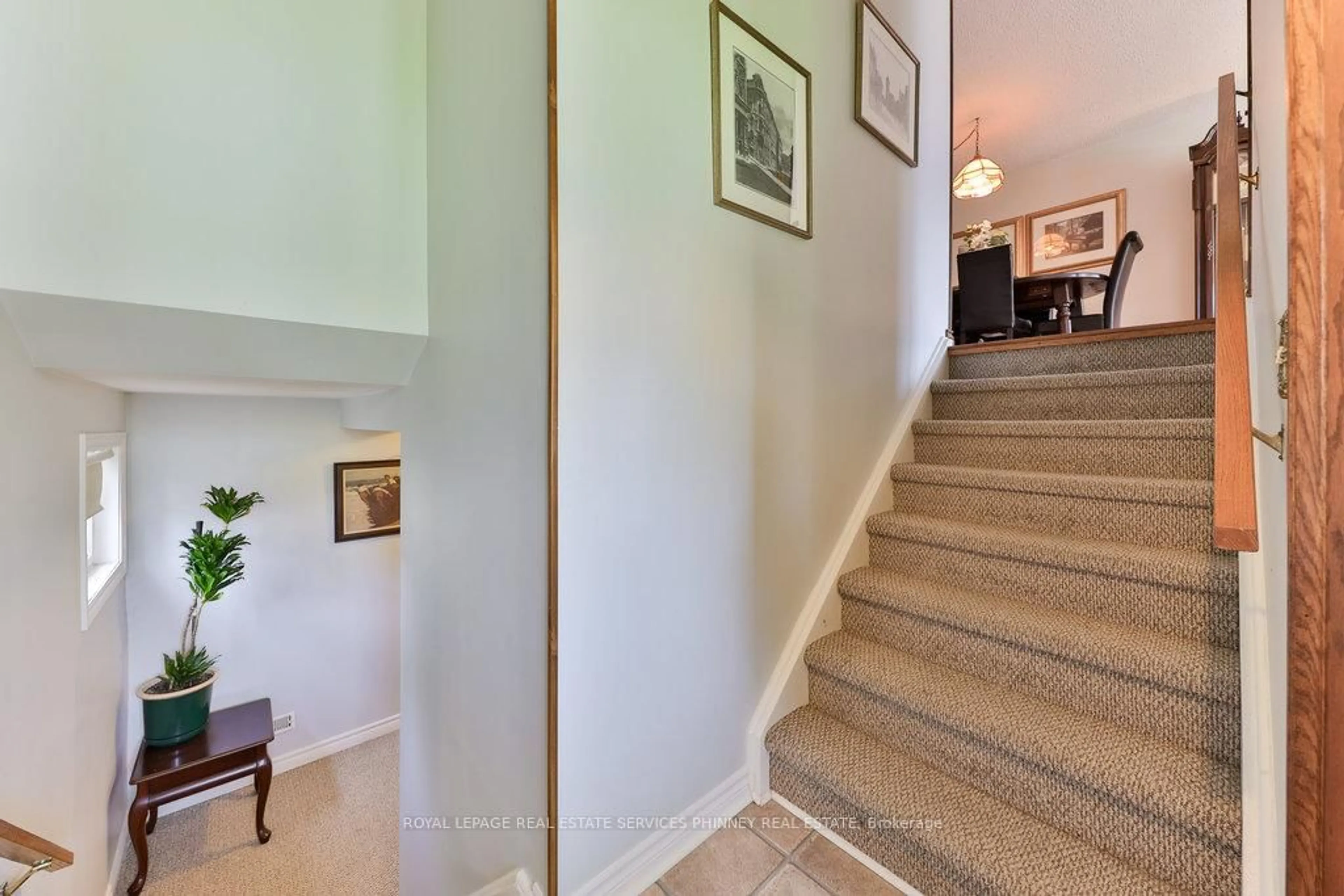 Indoor foyer for 2420 Mainroyal St, Mississauga Ontario L5L 1C9