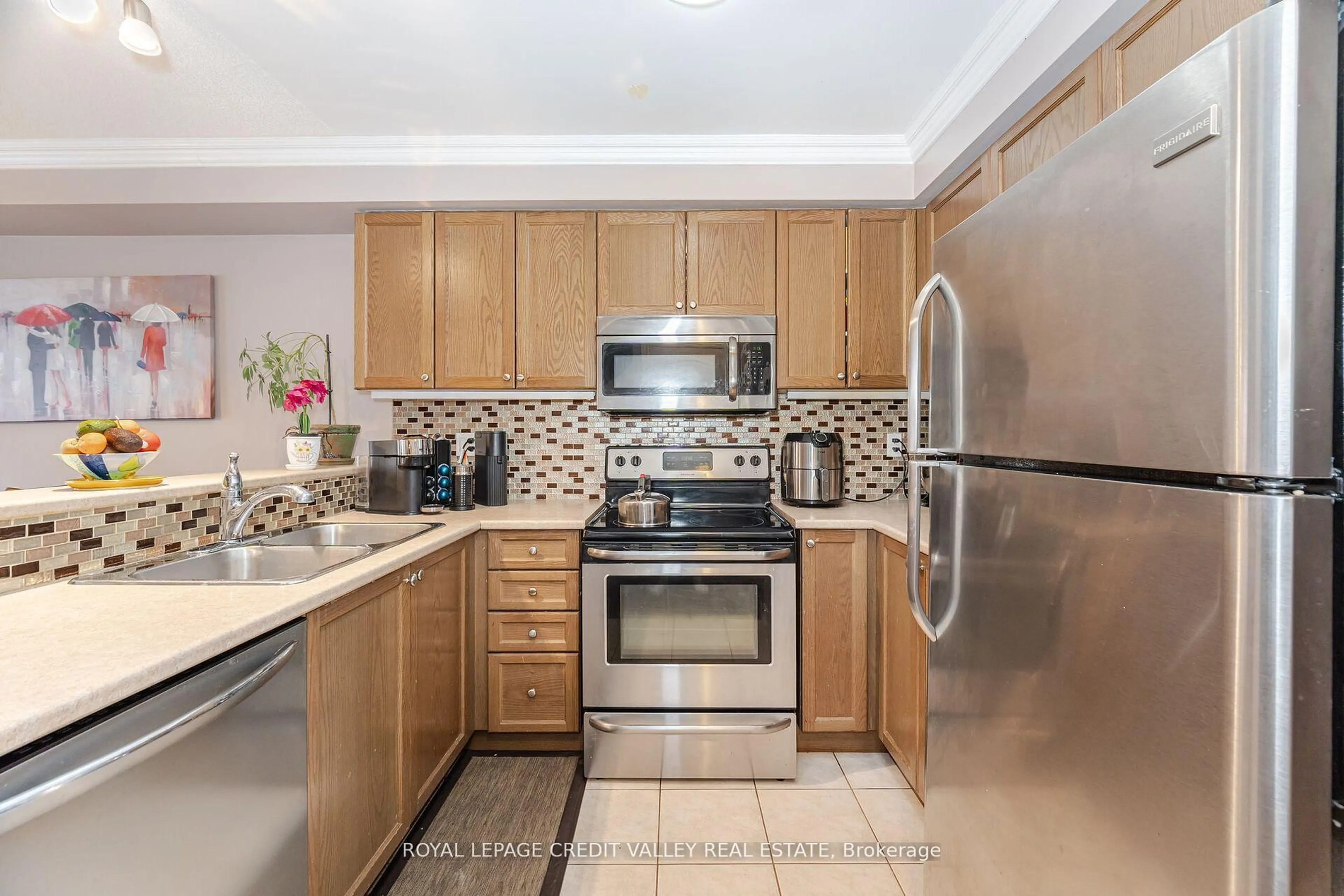 Standard kitchen, ceramic/tile floor for 20 Cedarbrook Rd, Brampton Ontario L6R 0W8