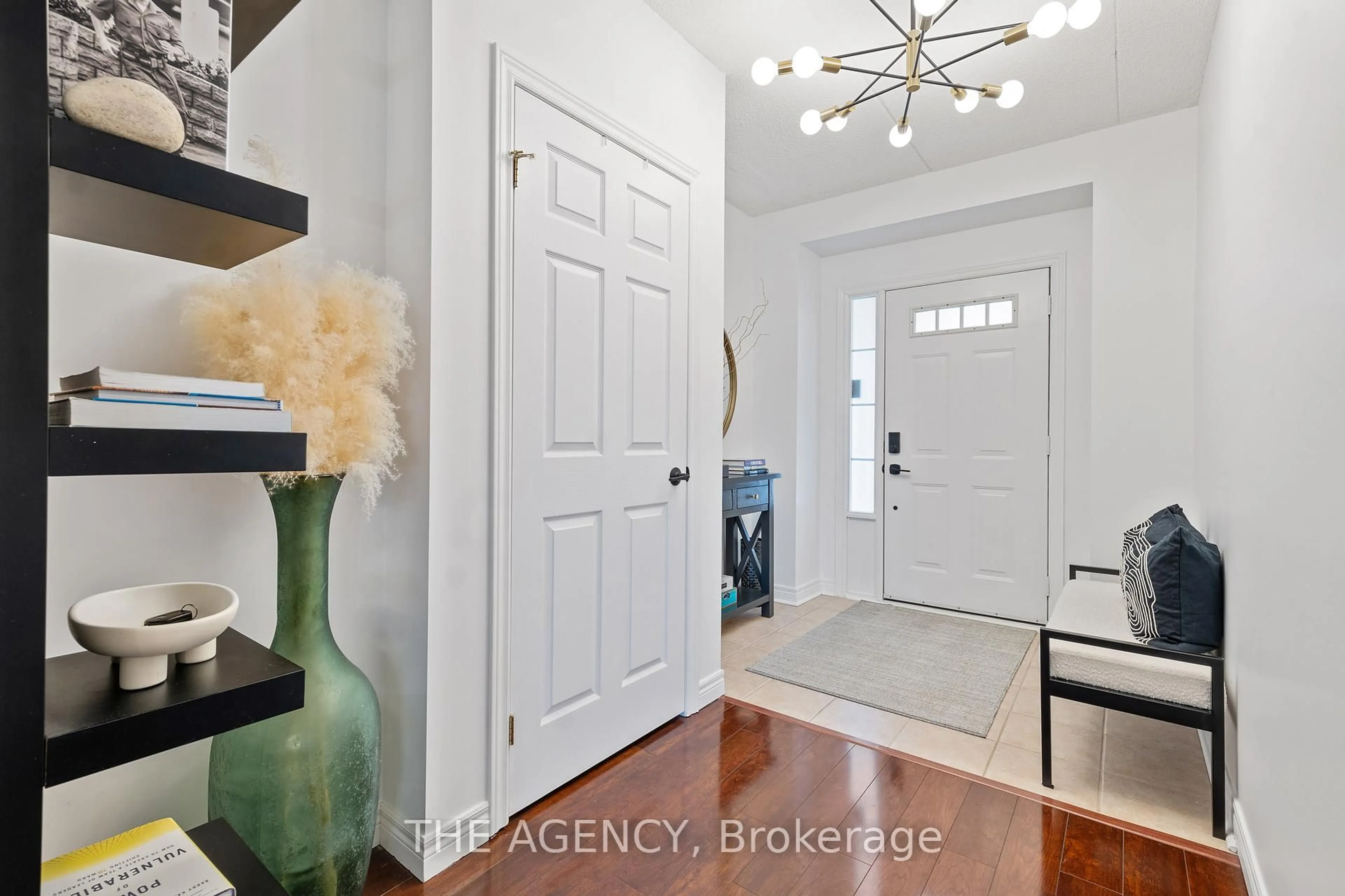 Indoor entryway for 4045 Upper Middle Rd #28, Burlington Ontario L7M 4S8