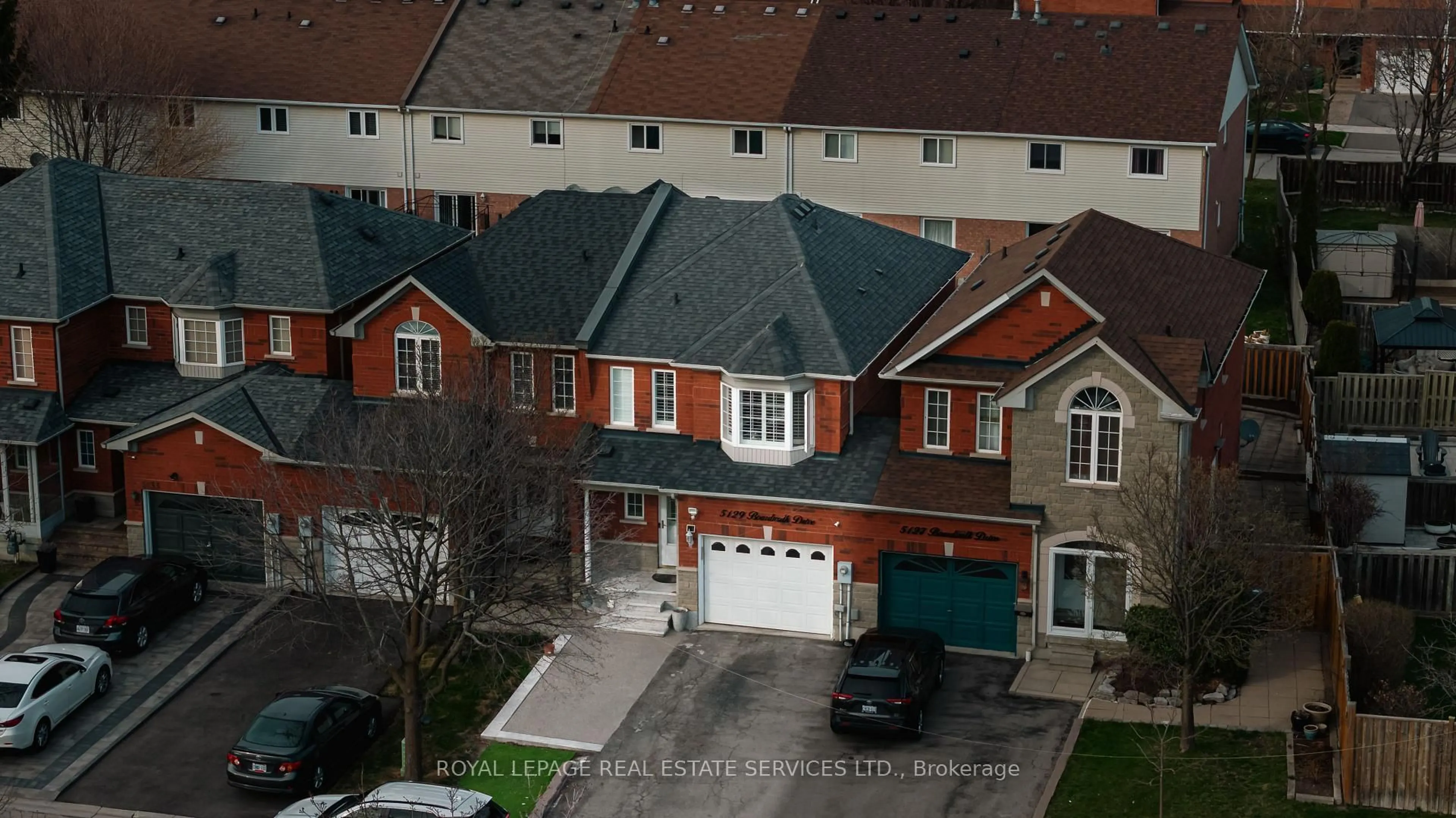 A pic from outside/outdoor area/front of a property/back of a property/a pic from drone, street for 5129 Boardwalk Dr, Mississauga Ontario L5R 3X7