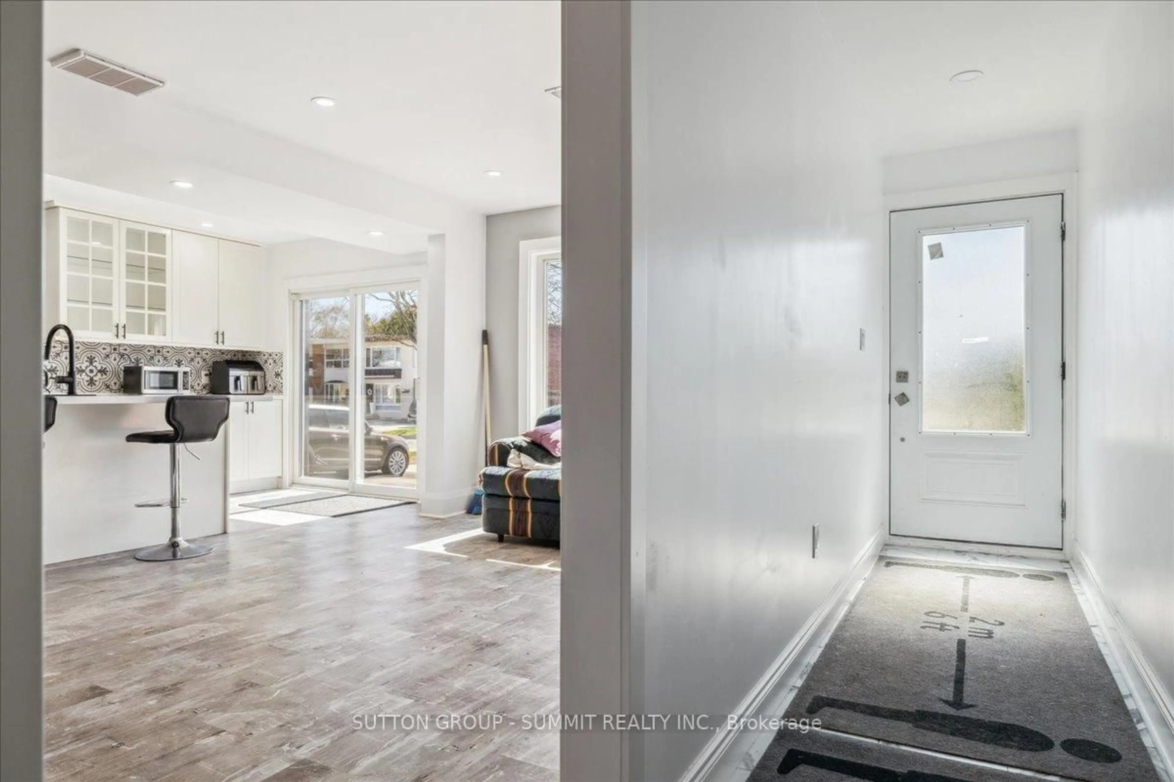 Indoor entryway for 2446 Maryvale Crt, Burlington Ontario L7P 2P2