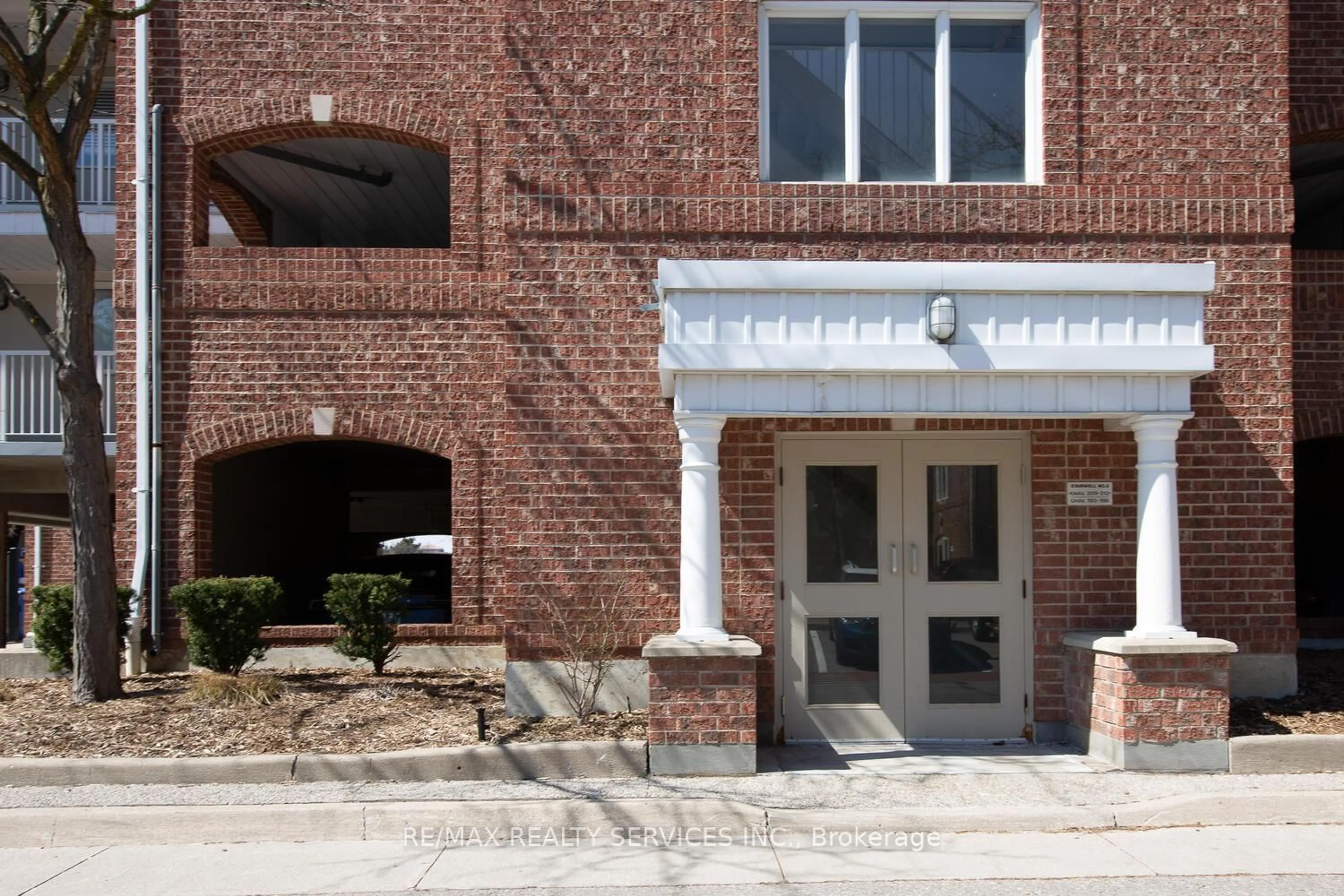 Indoor foyer for 103 Bristol Rd #210, Mississauga Ontario L4Z 3P4