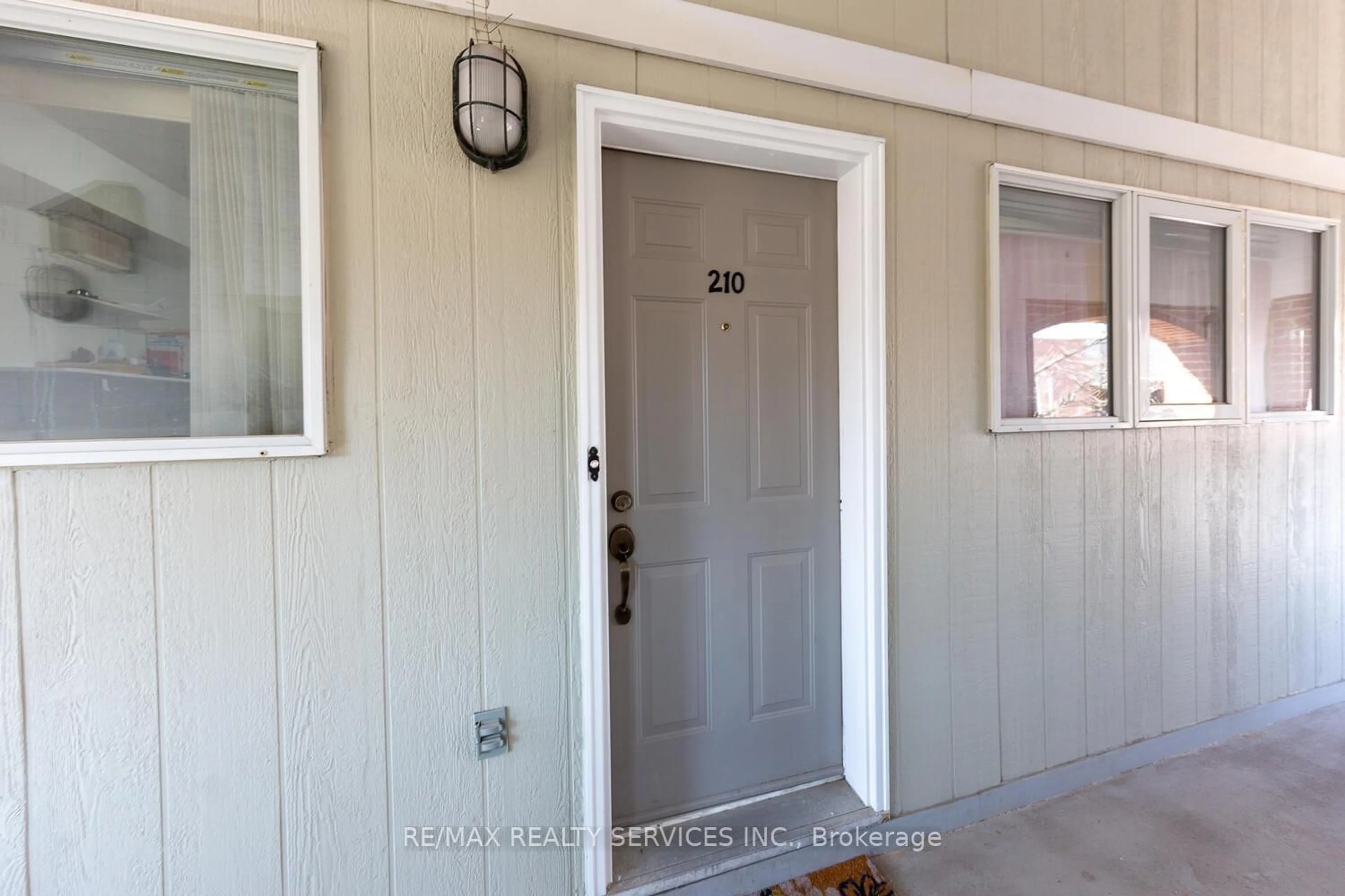 Indoor entryway for 103 Bristol Rd #210, Mississauga Ontario L4Z 3P4