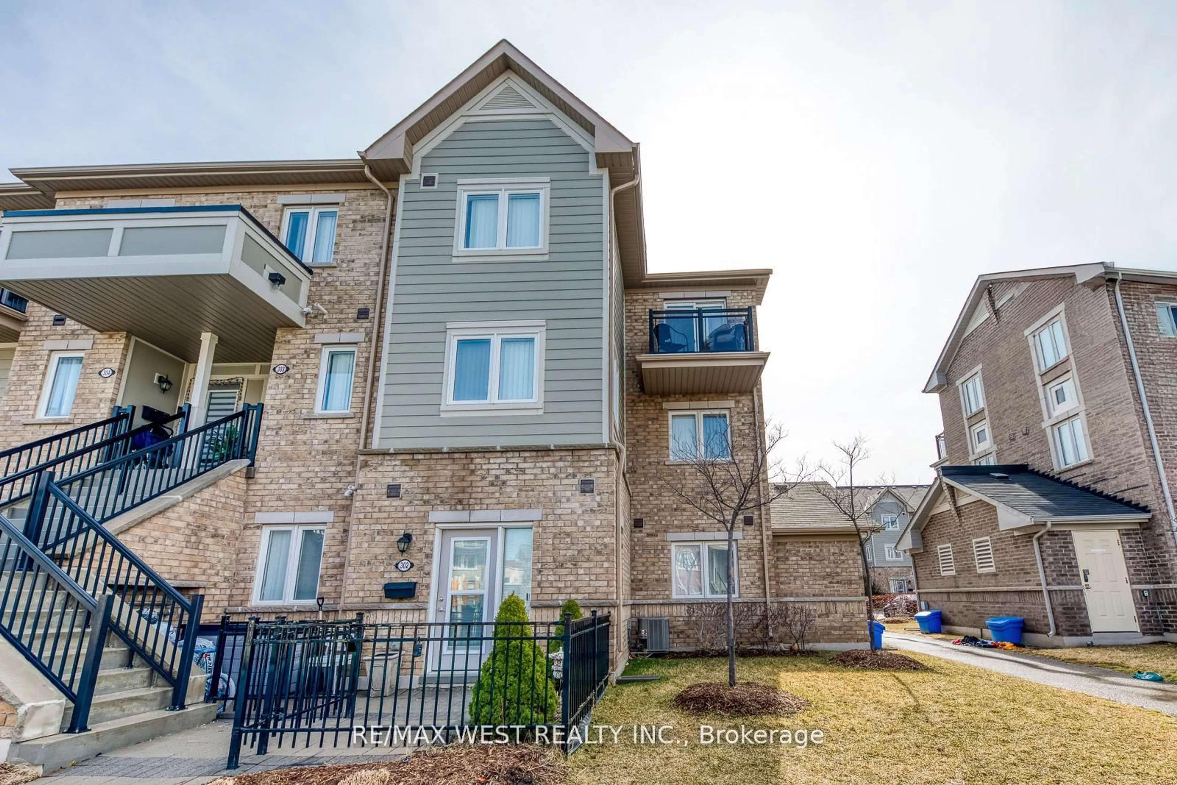 A pic from outside/outdoor area/front of a property/back of a property/a pic from drone, unknown for 250 Sunny Meadow Blvd #302, Brampton Ontario L6R 3Y6