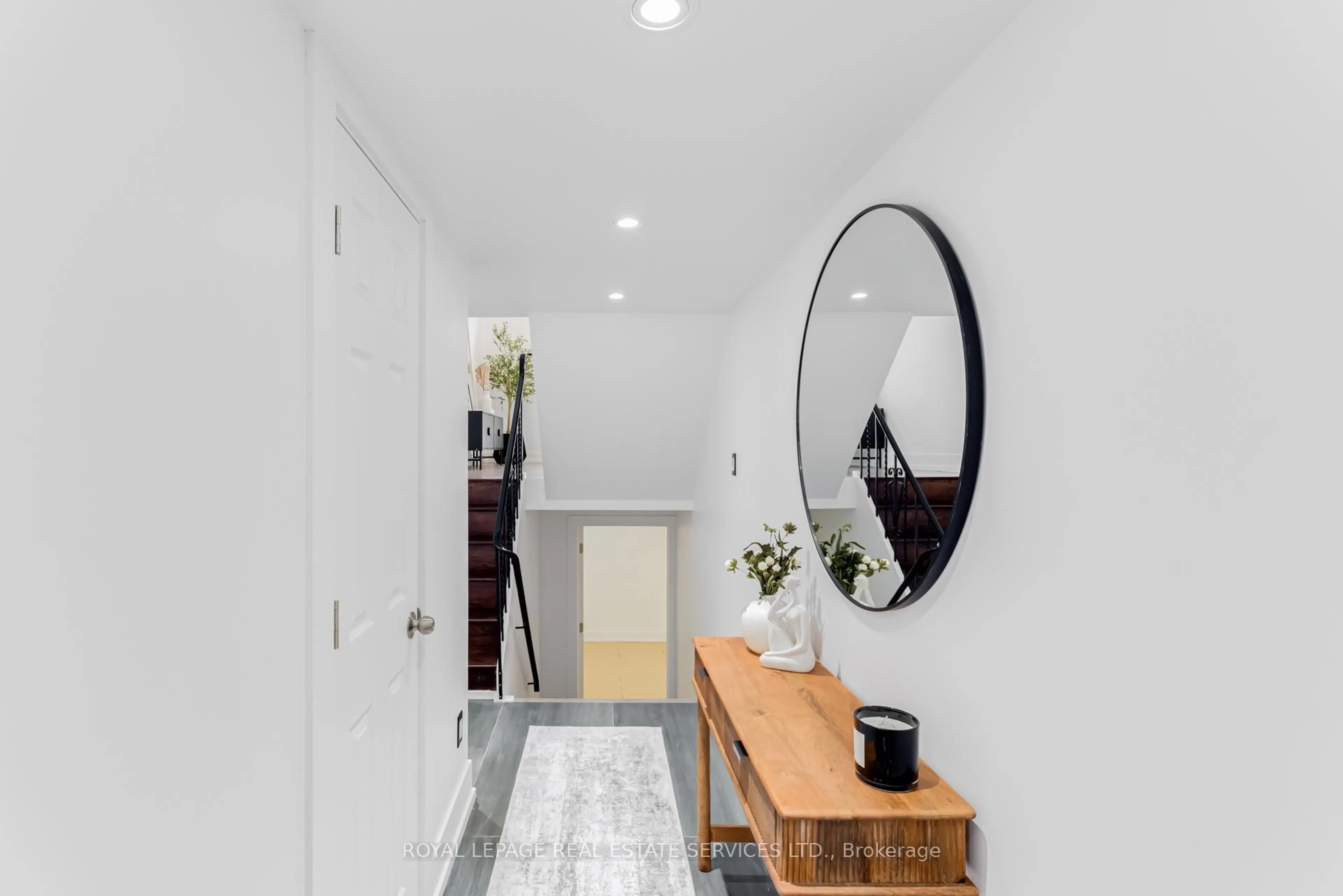 Indoor entryway for 4 Bradbrook Rd #2, Toronto Ontario M8Z 5V3