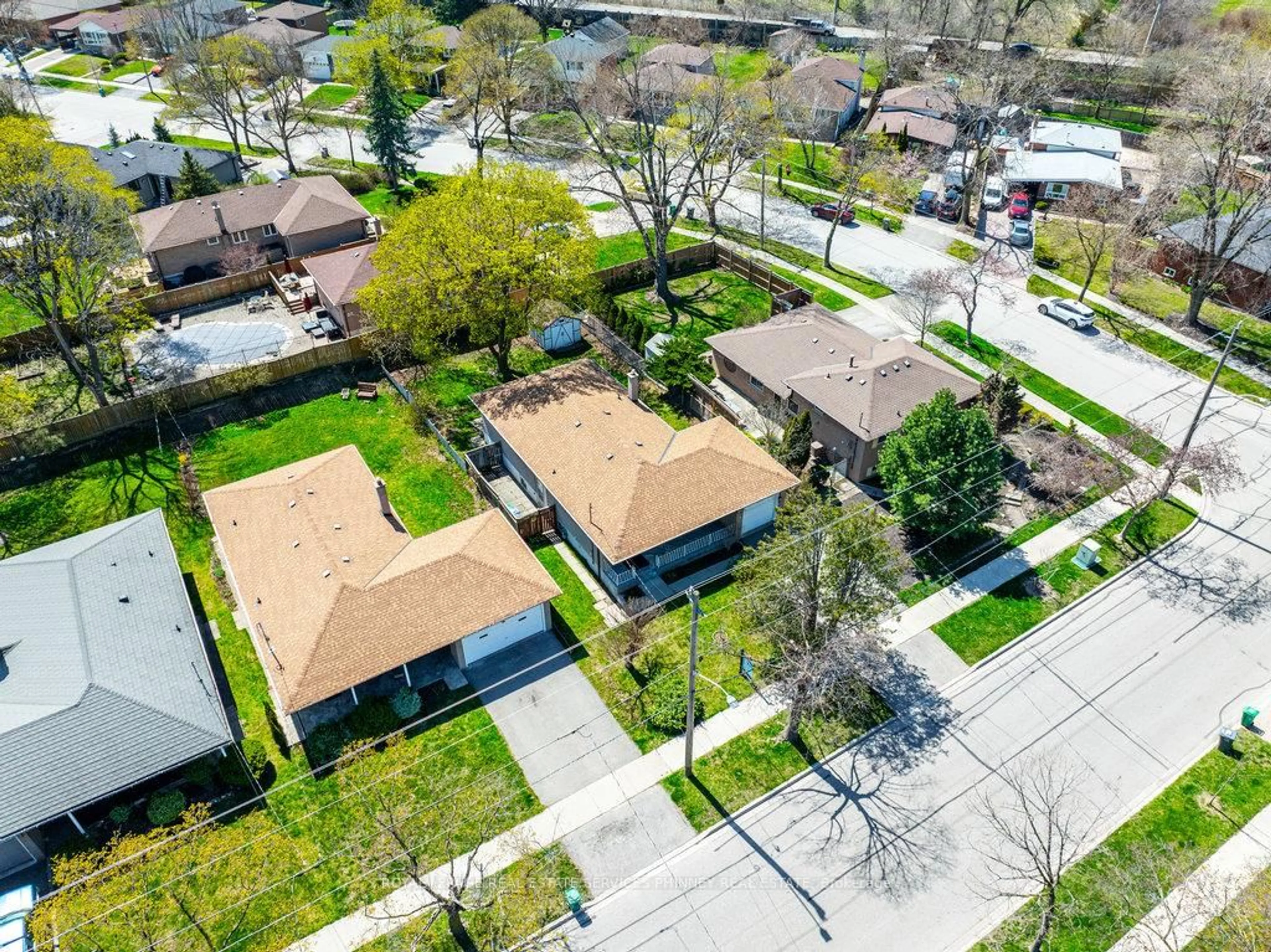 A pic from outside/outdoor area/front of a property/back of a property/a pic from drone, street for 1608 Robillard Rd, Mississauga Ontario L5J 3K7