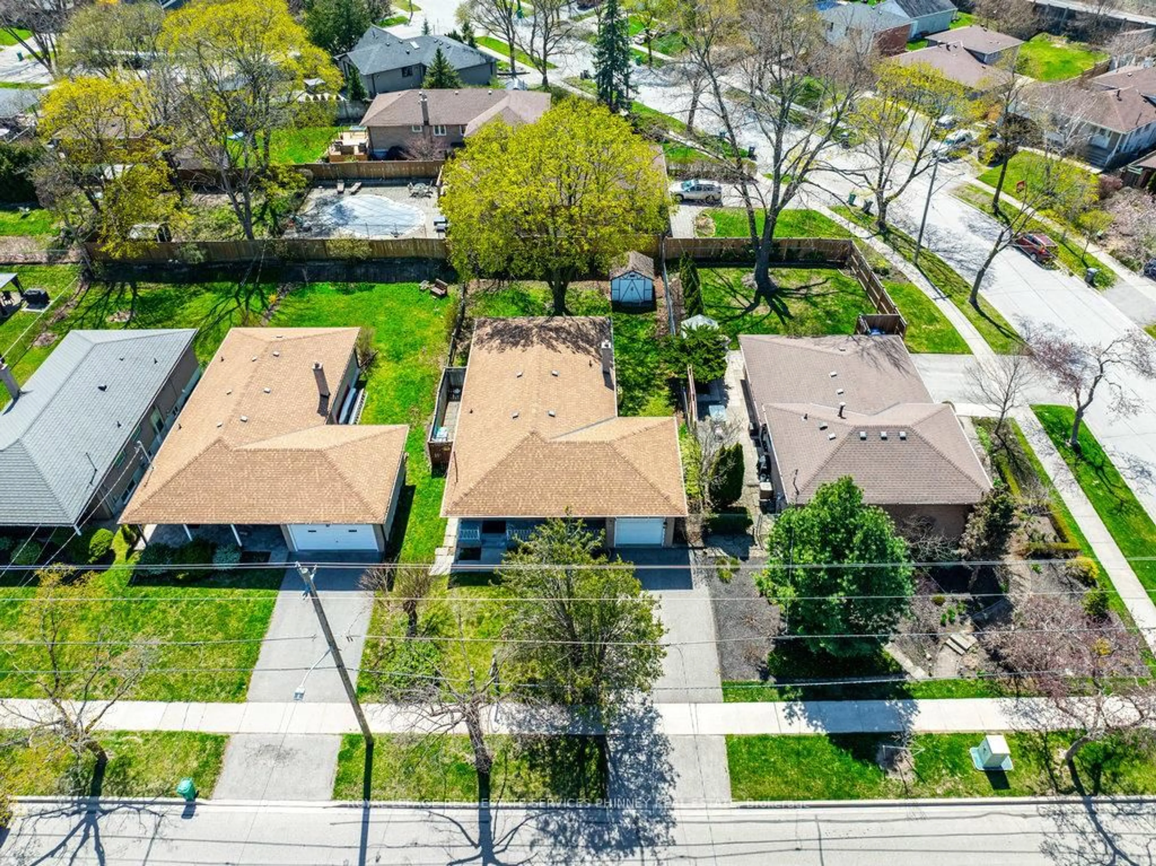 A pic from outside/outdoor area/front of a property/back of a property/a pic from drone, street for 1608 Robillard Rd, Mississauga Ontario L5J 3K7