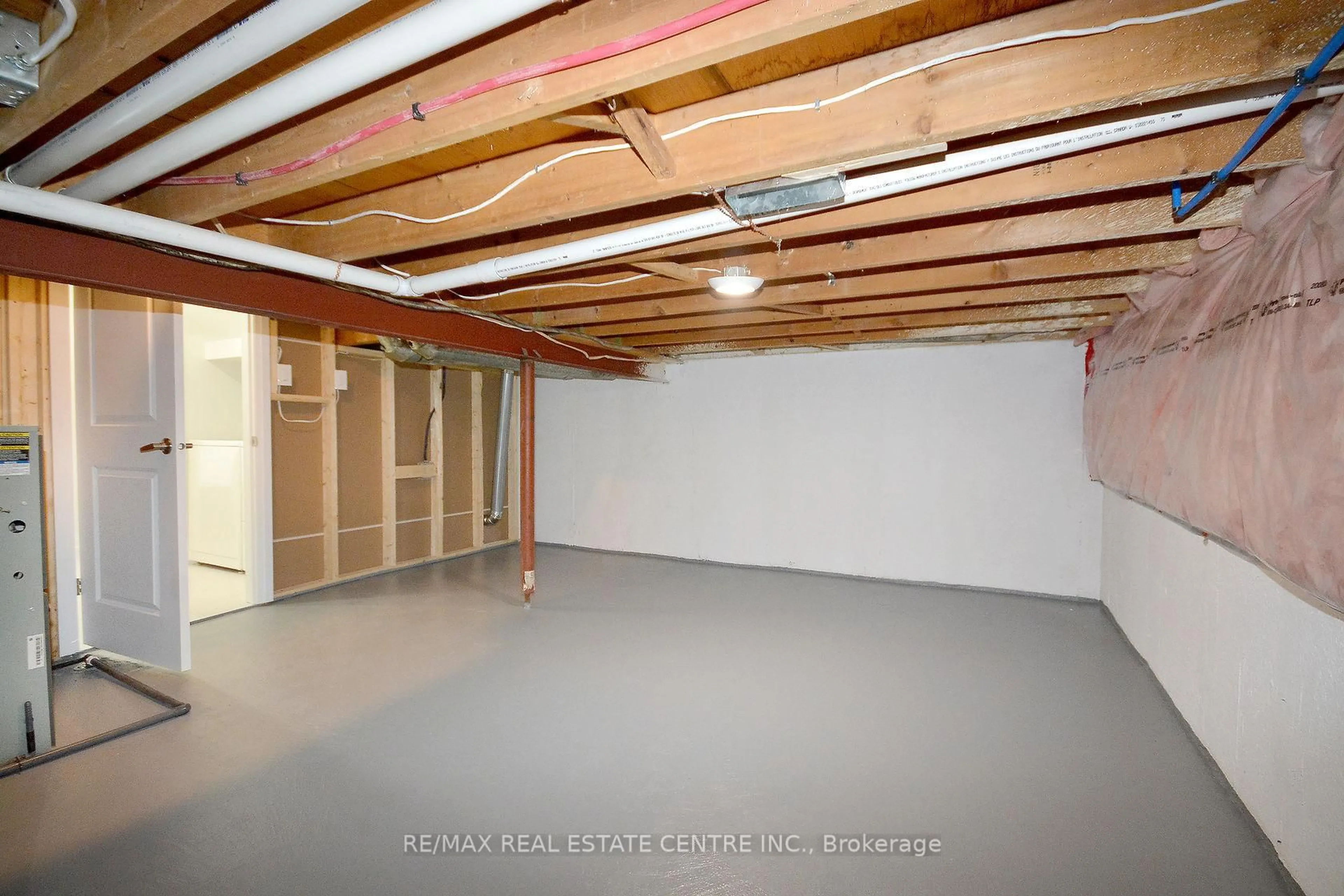 Indoor garage for 2912 Arvida Circ, Mississauga Ontario L5N 1R5