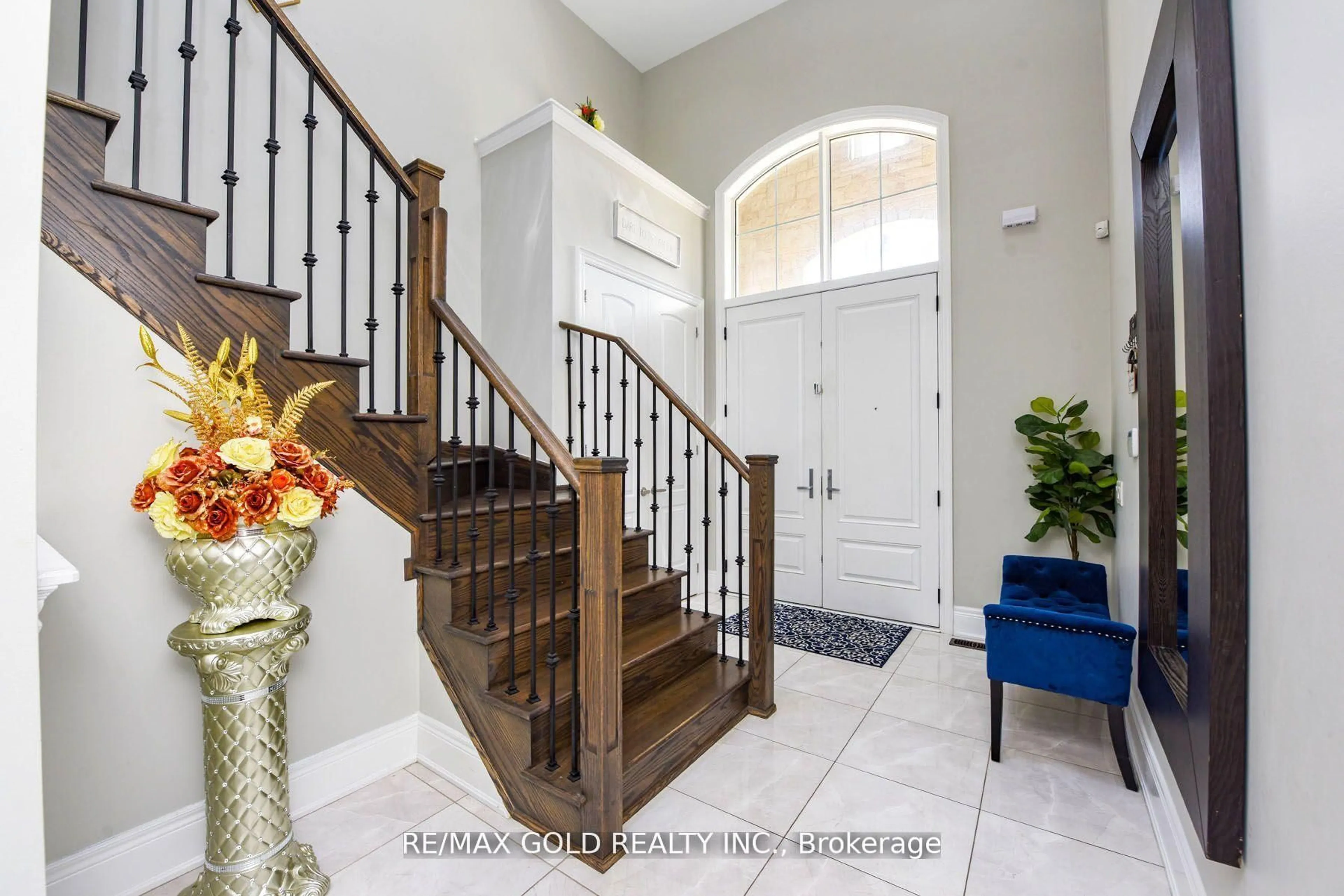Indoor entryway for 16 Dairymaid Rd, Brampton Ontario L6X 5P9