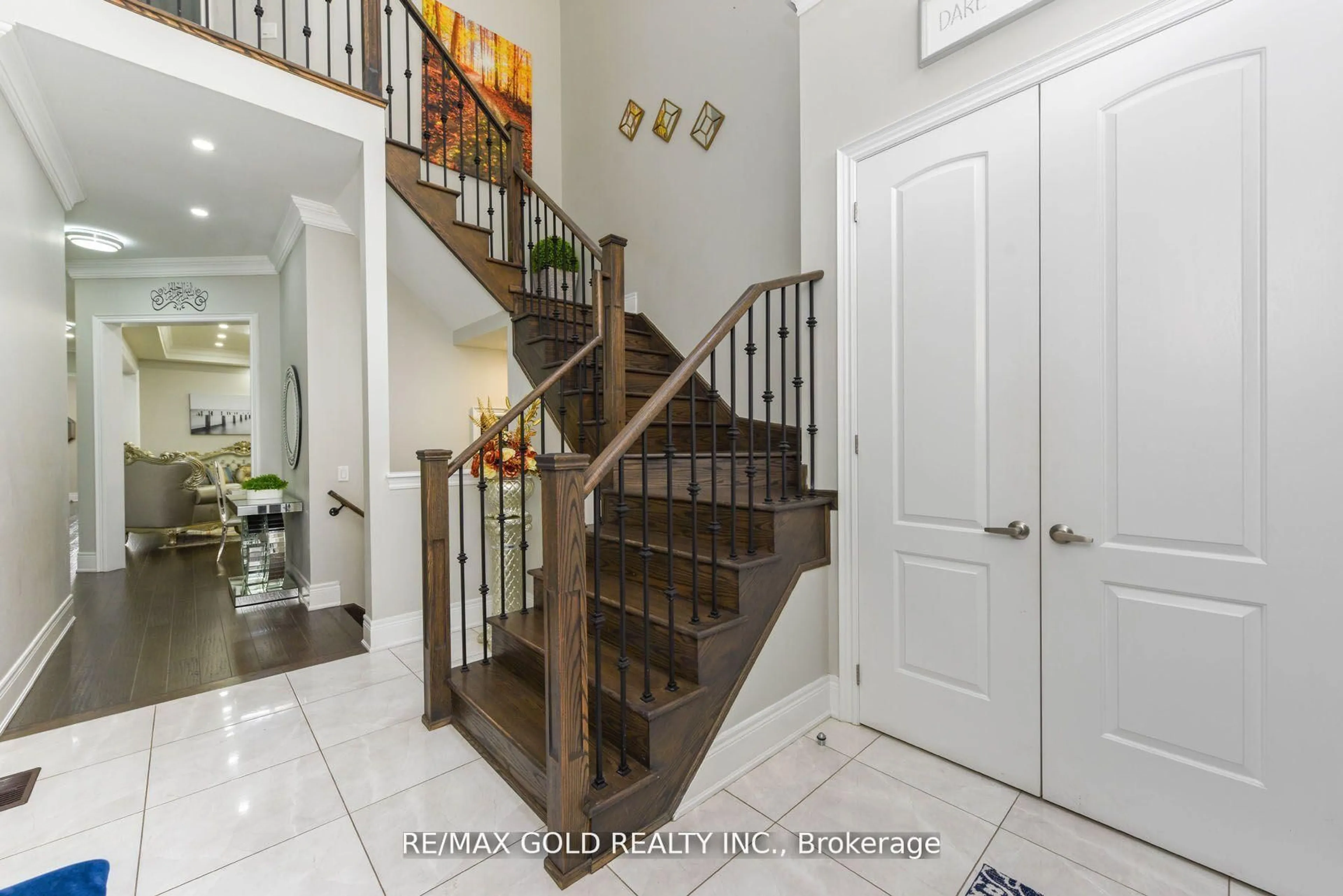 Indoor entryway for 16 Dairymaid Rd, Brampton Ontario L6X 5P9