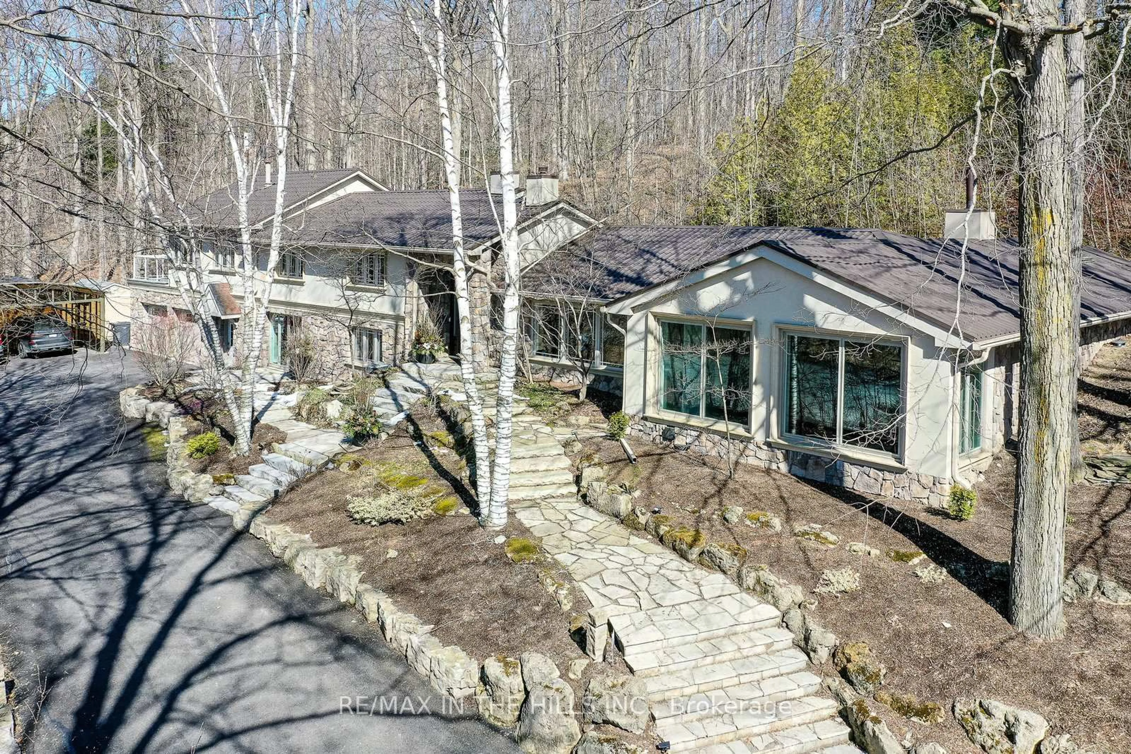 A pic from outside/outdoor area/front of a property/back of a property/a pic from drone, mountain view for 15357 Mclaughlin Rd, Caledon Ontario L7C 2B5
