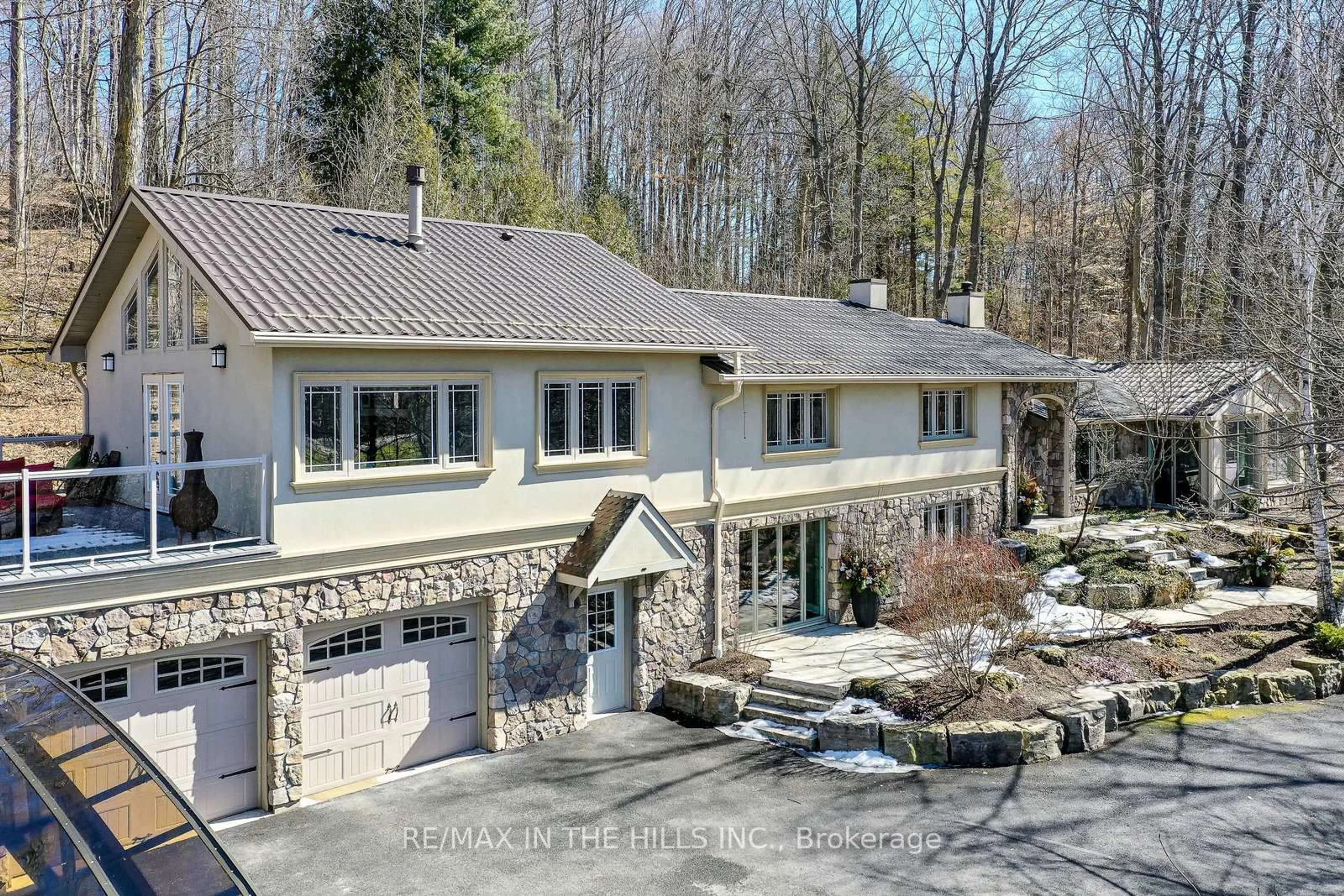 A pic from outside/outdoor area/front of a property/back of a property/a pic from drone, mountain view for 15357 Mclaughlin Rd, Caledon Ontario L7C 2B5