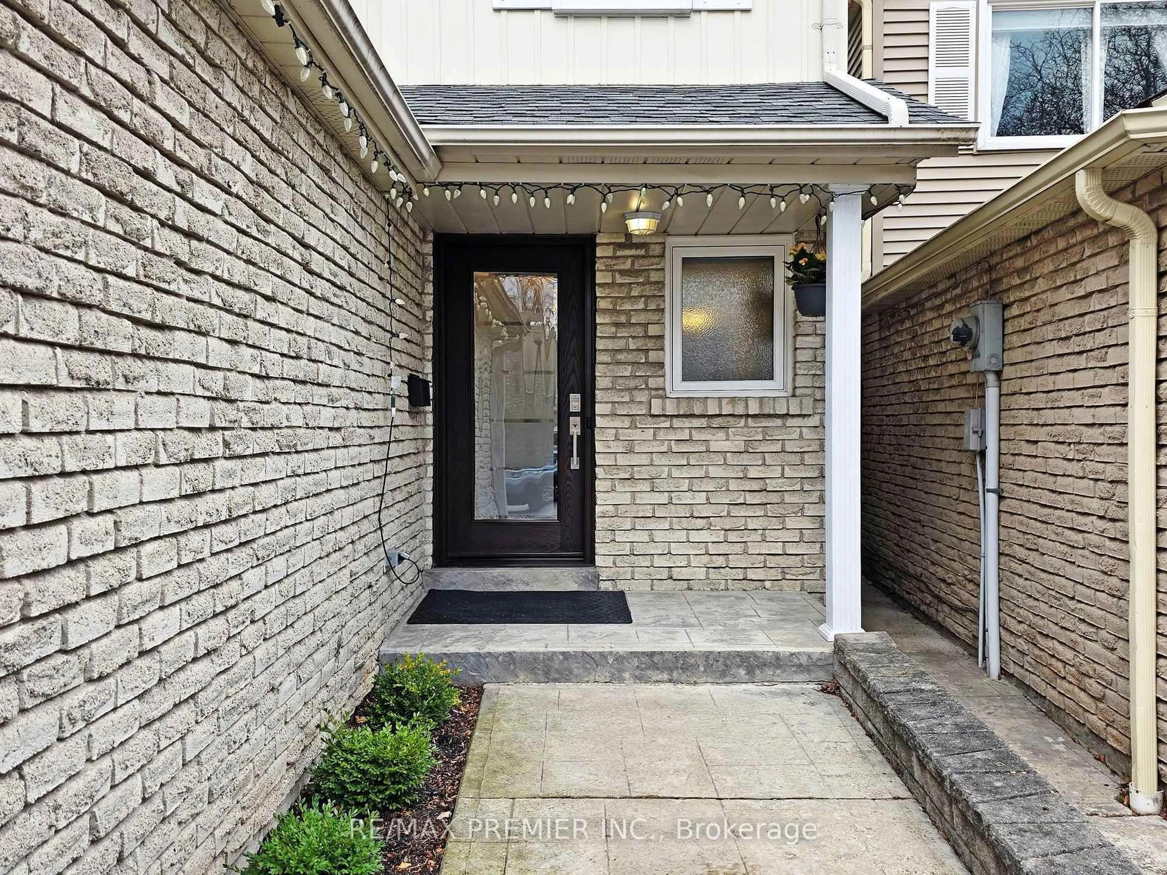 Home with brick exterior material, street for 2683 Romark Mews, Mississauga Ontario L5L 2Z4