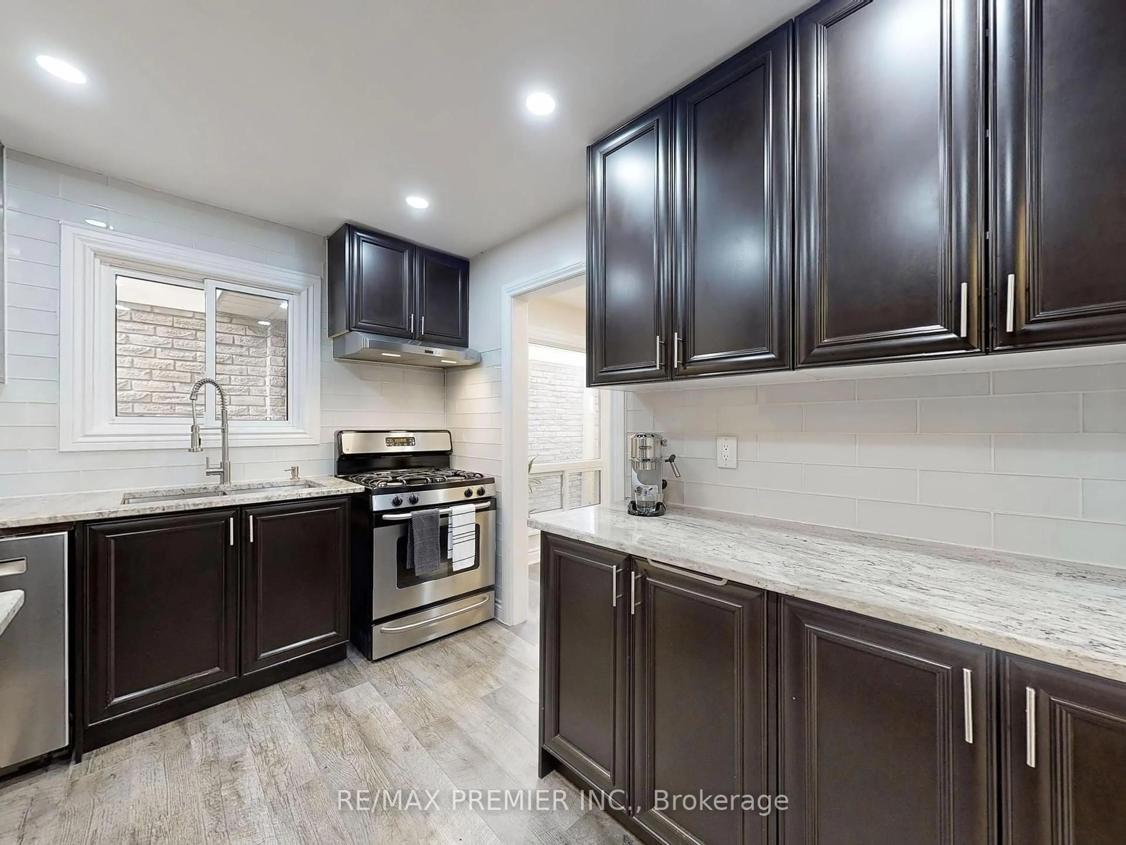 Open concept kitchen, ceramic/tile floor for 2683 Romark Mews, Mississauga Ontario L5L 2Z4