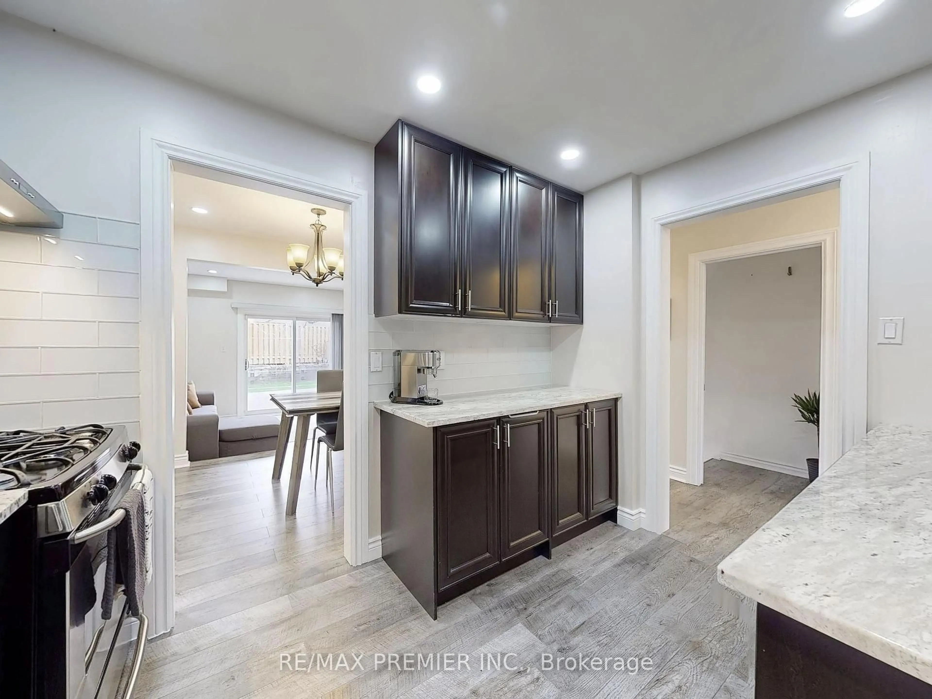 Open concept kitchen, ceramic/tile floor for 2683 Romark Mews, Mississauga Ontario L5L 2Z4