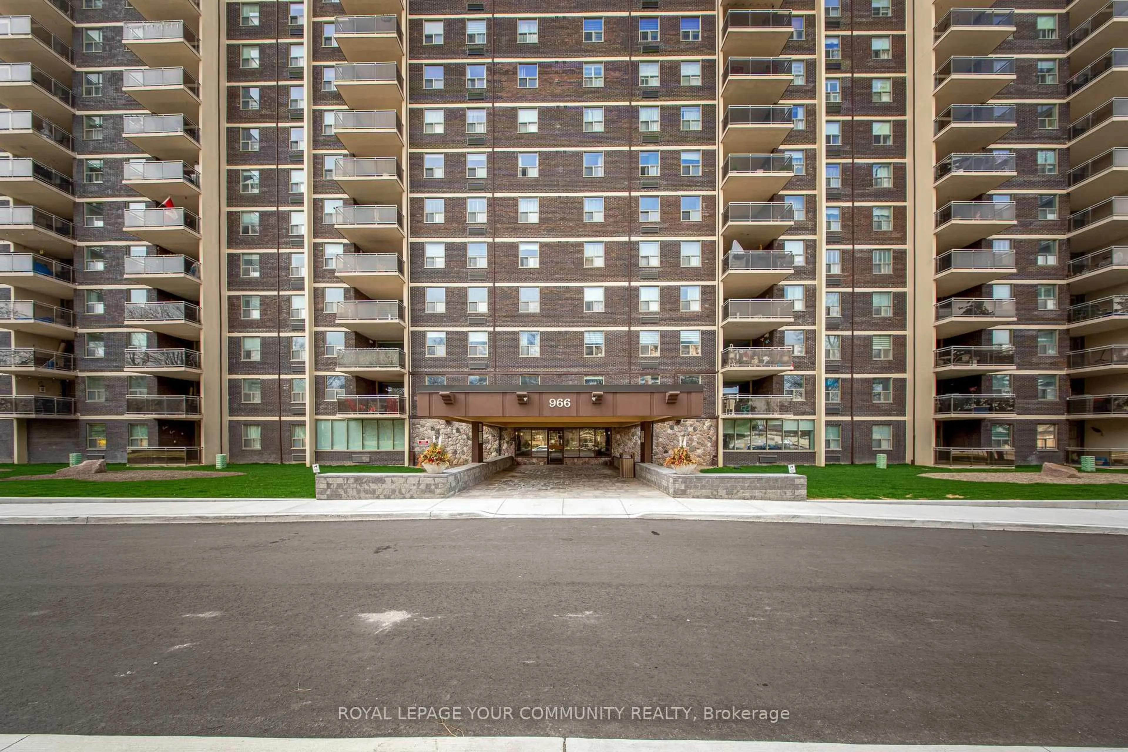 Unknown for 966 Inverhouse Dr #702, Mississauga Ontario L5J 4B6