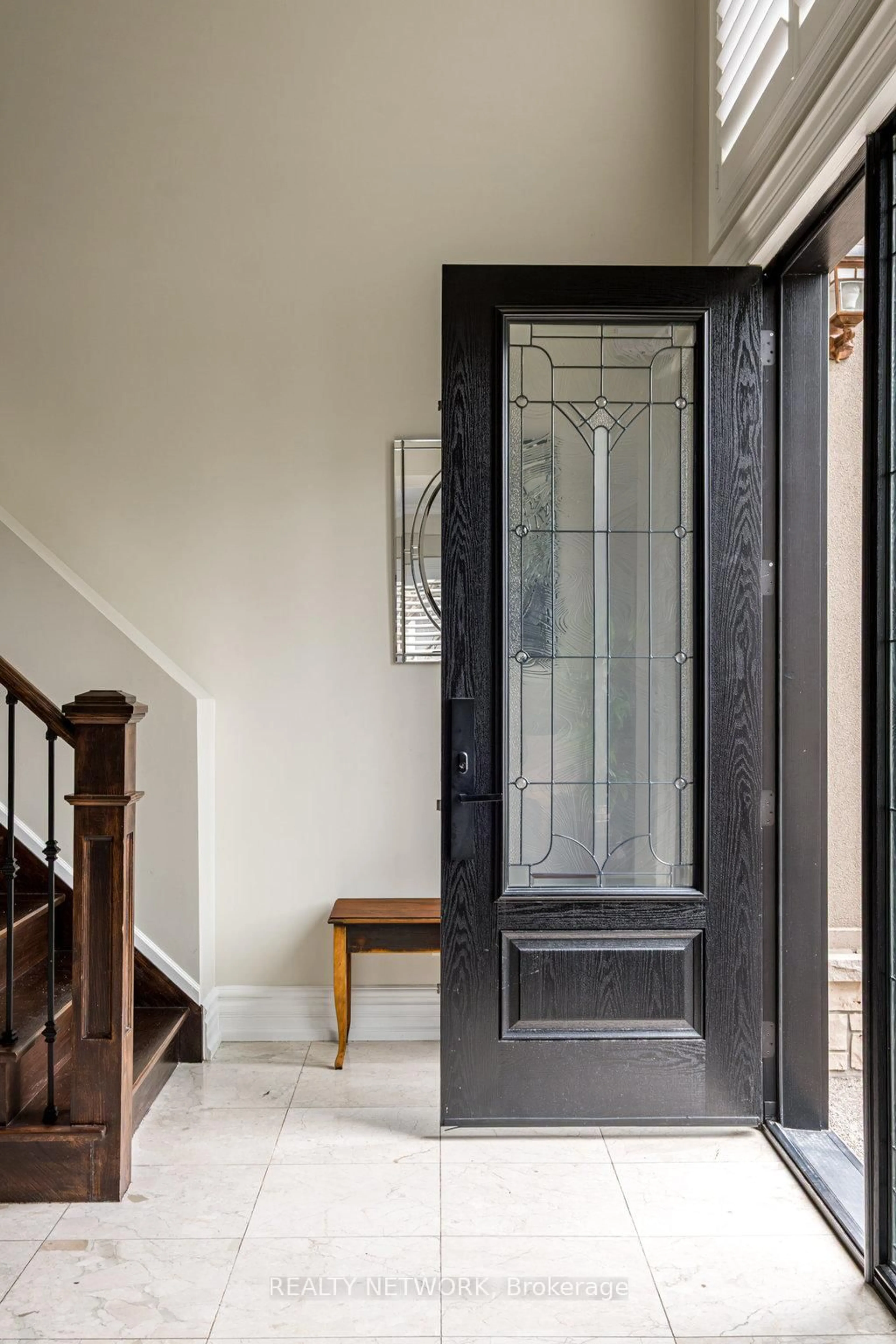 Indoor entryway for 2293 Sovereign St, Oakville Ontario L6L 1L5