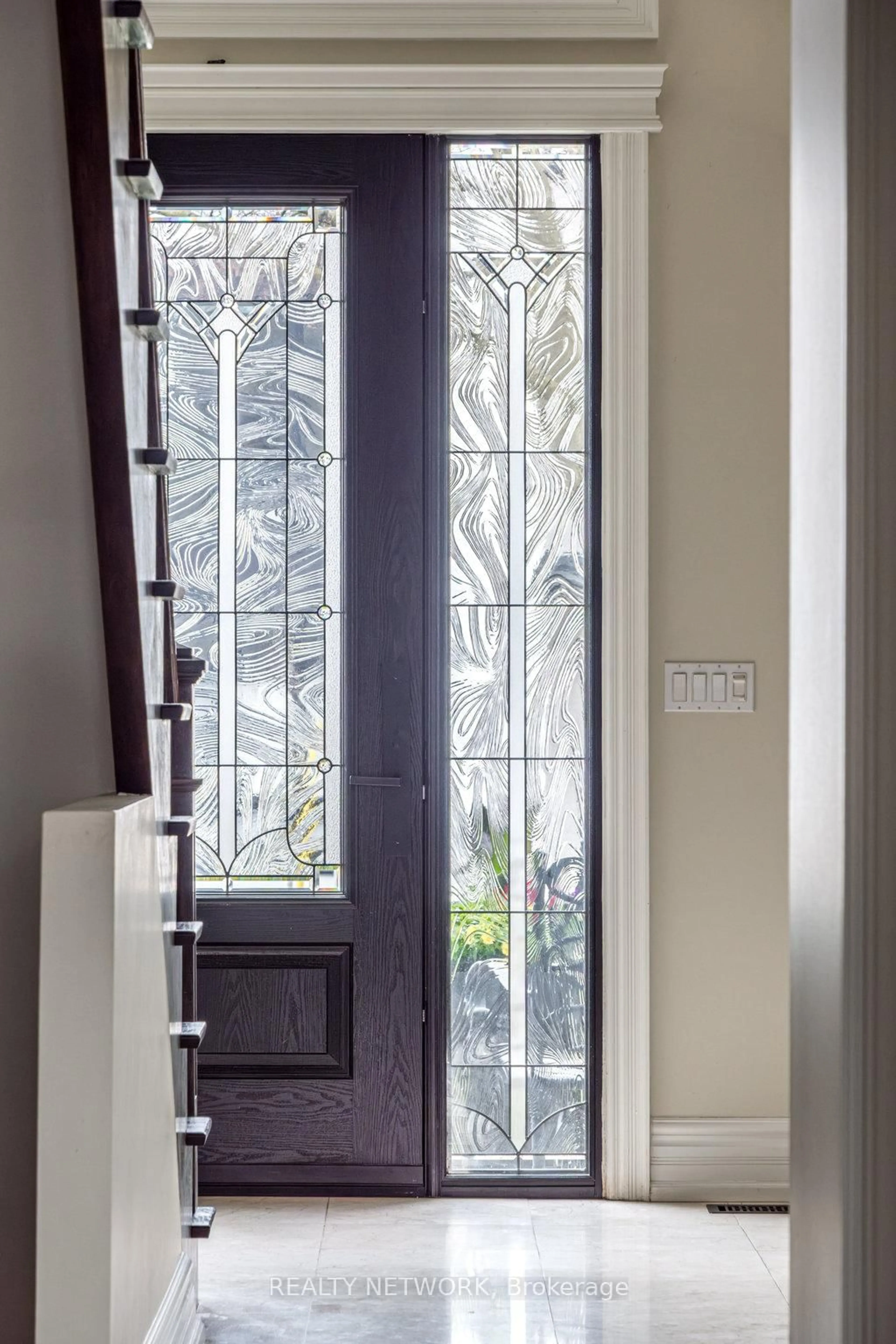 Indoor entryway for 2293 Sovereign St, Oakville Ontario L6L 1L5