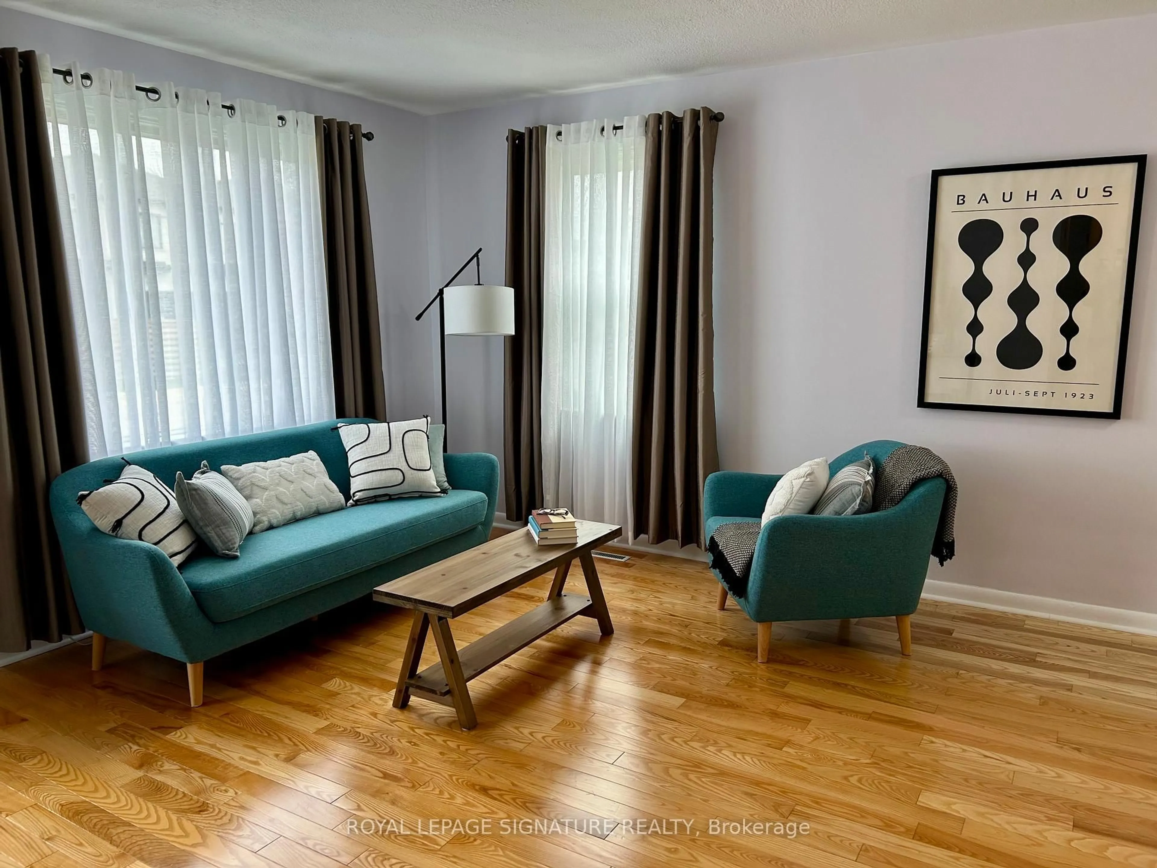 Living room with furniture, wood/laminate floor for 196 Queen St, Mississauga Ontario L5H 1L6
