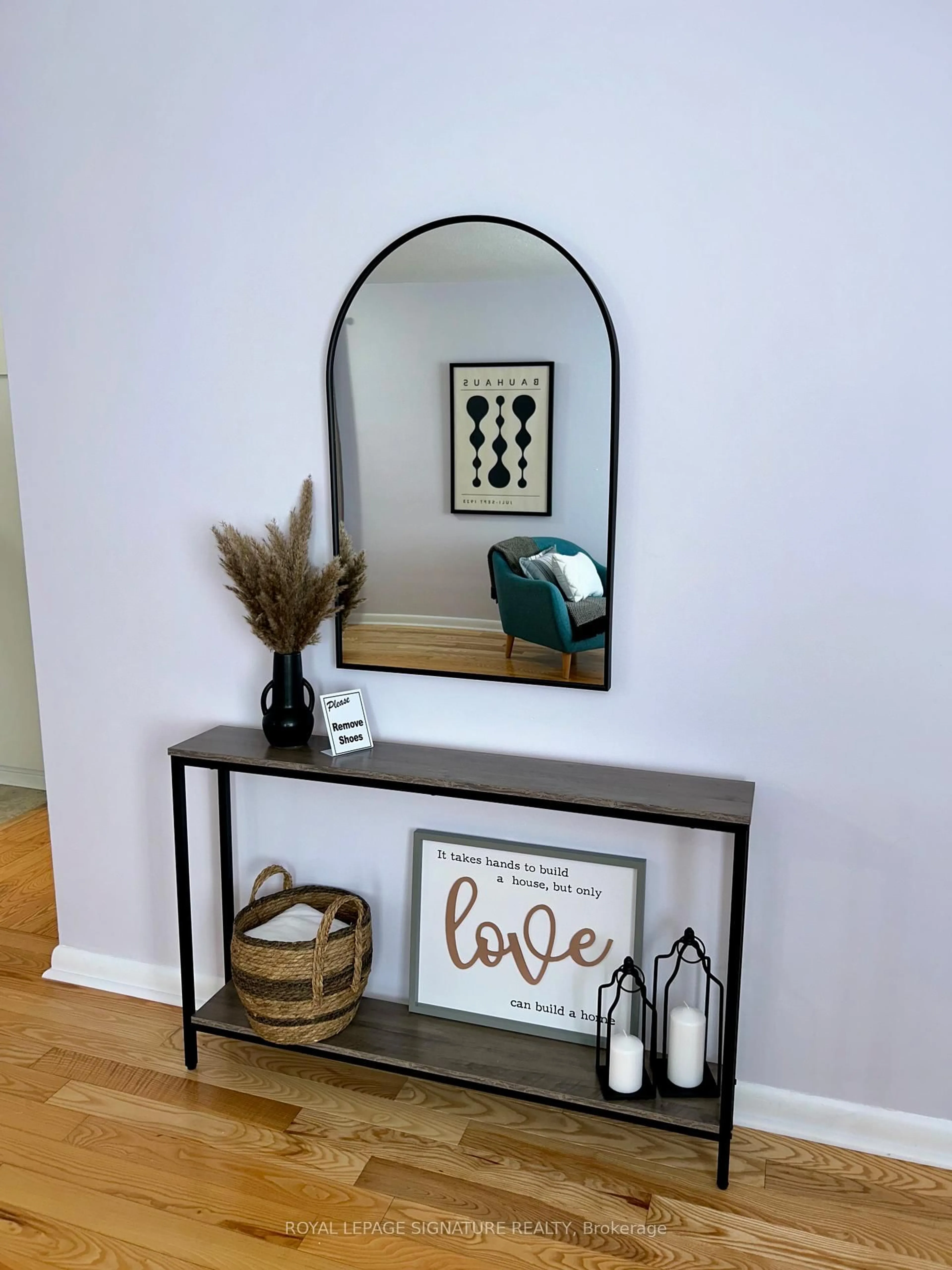 Indoor entryway for 196 Queen St, Mississauga Ontario L5H 1L6