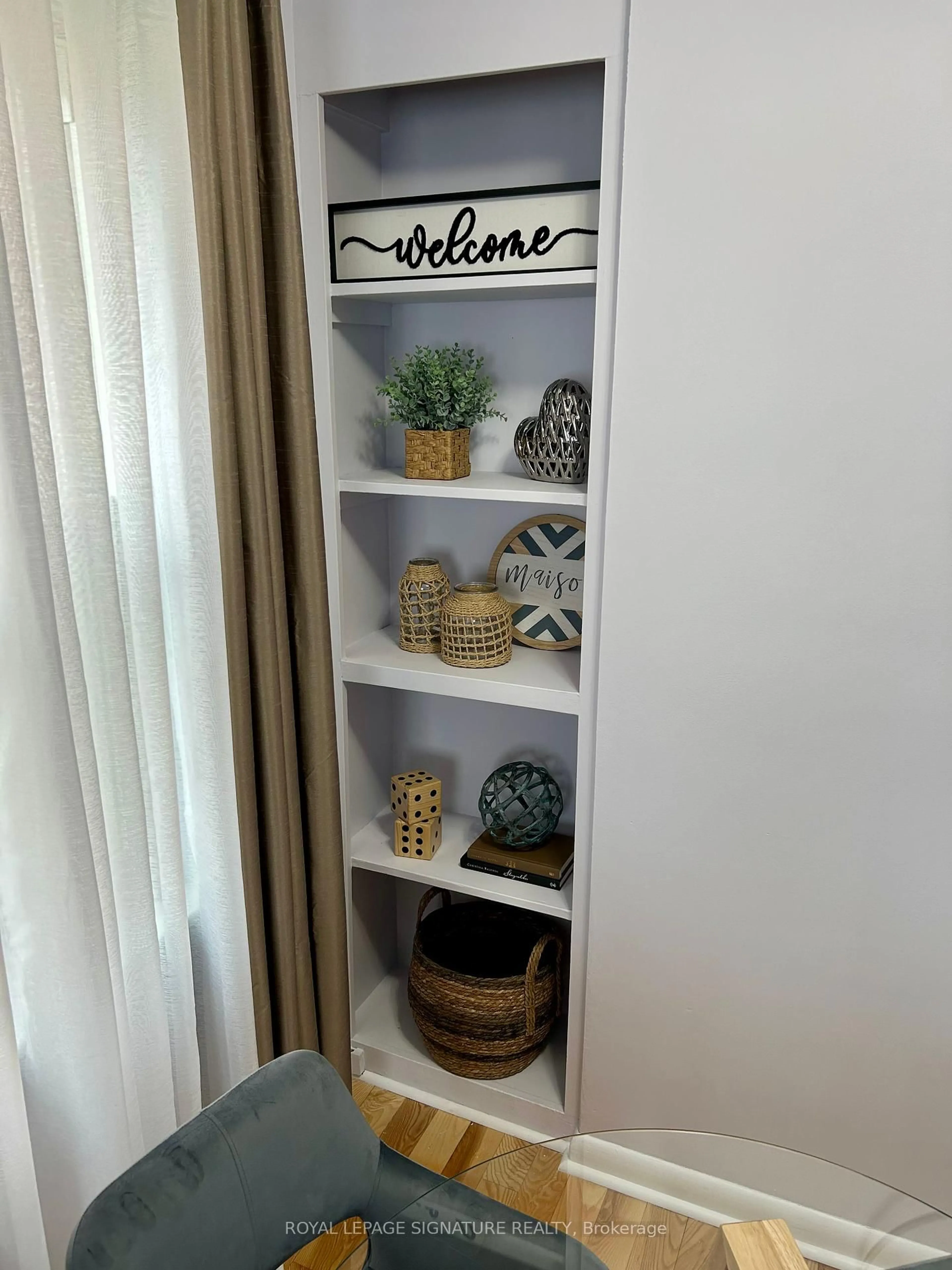 Indoor entryway for 196 Queen St, Mississauga Ontario L5H 1L6