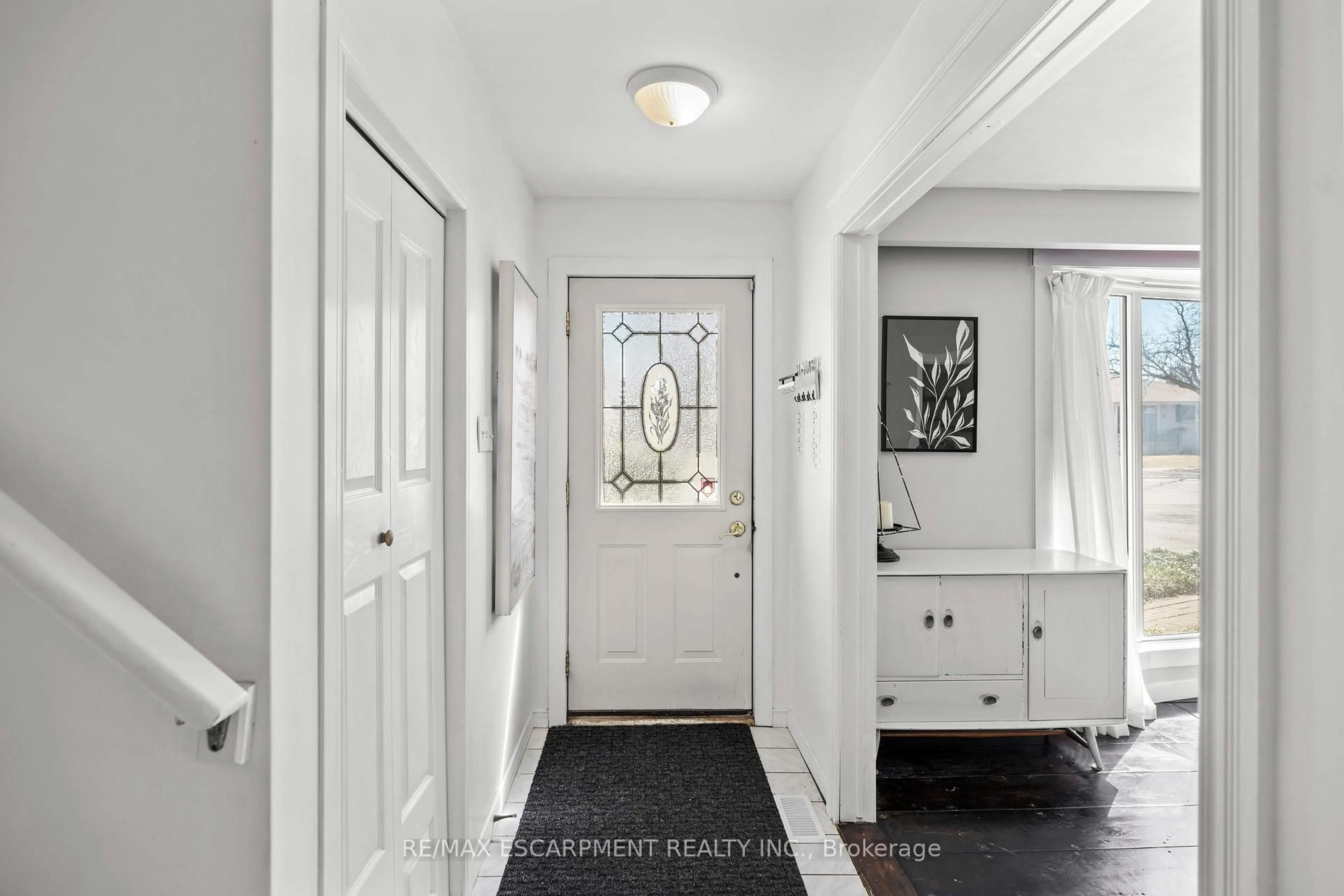Indoor entryway for 5373 Spruce Ave, Burlington Ontario L7L 1N8