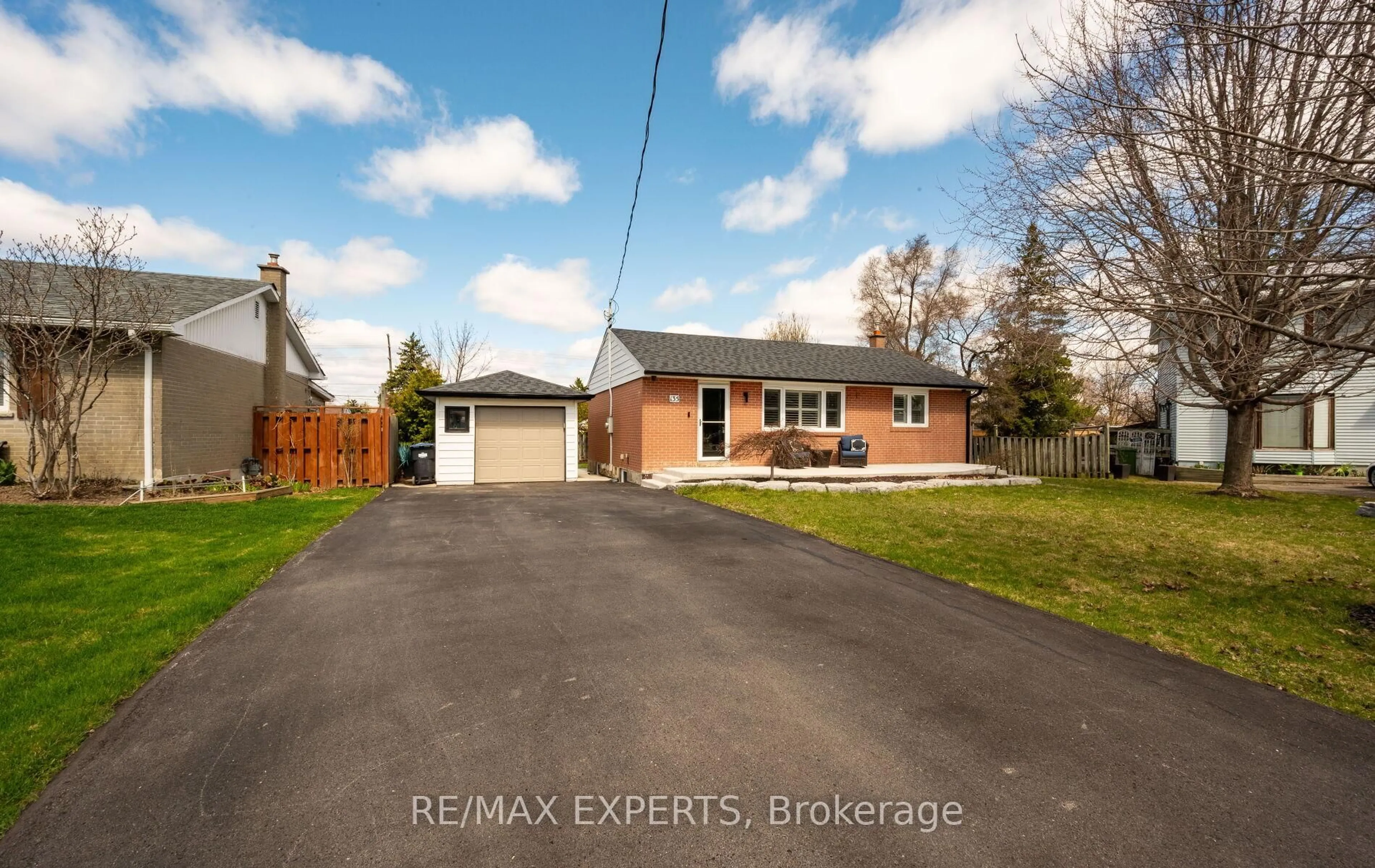 A pic from outside/outdoor area/front of a property/back of a property/a pic from drone, street for 135 Martha Cres, Caledon Ontario L7E 4X5