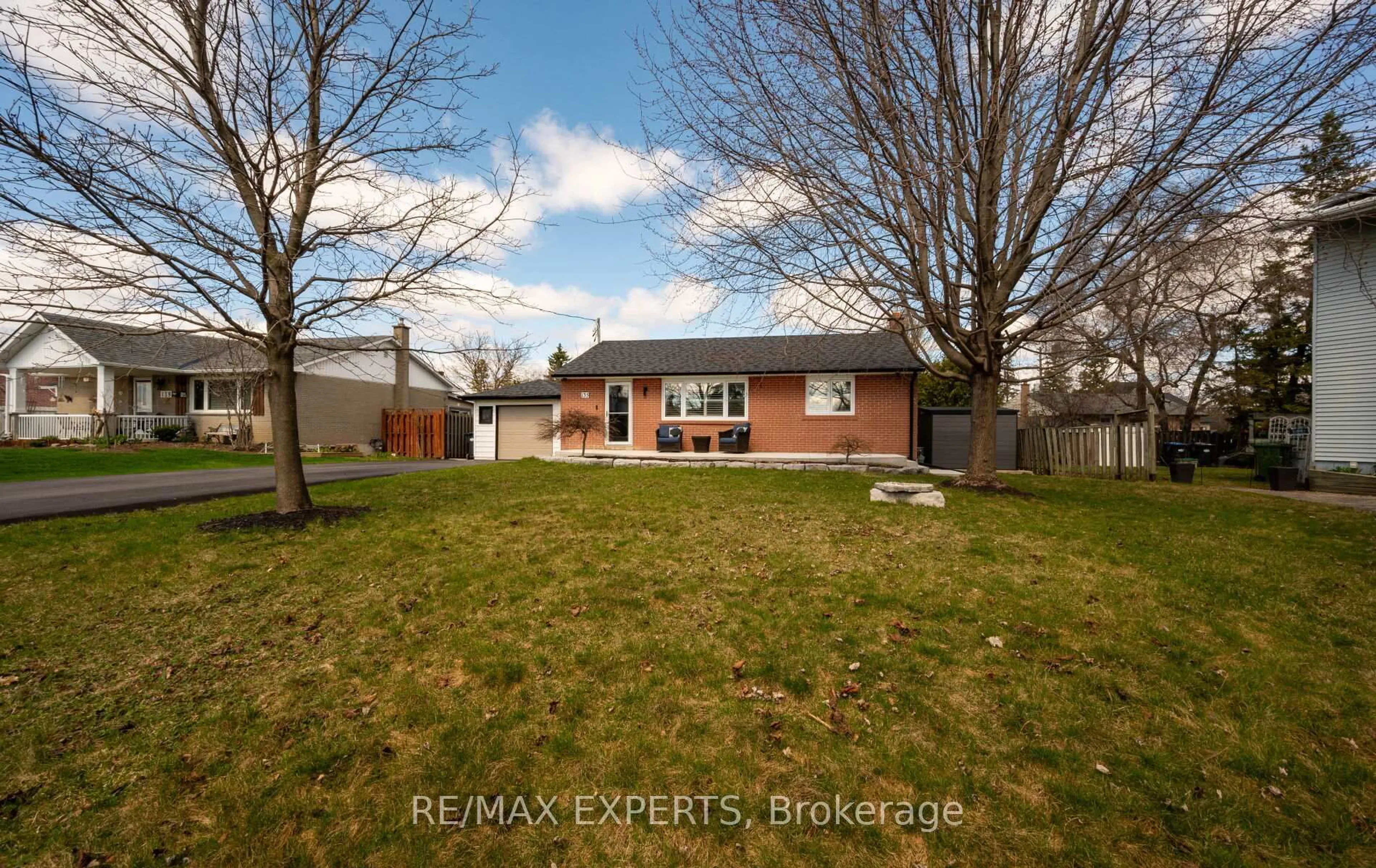 A pic from outside/outdoor area/front of a property/back of a property/a pic from drone, street for 135 Martha Cres, Caledon Ontario L7E 4X5