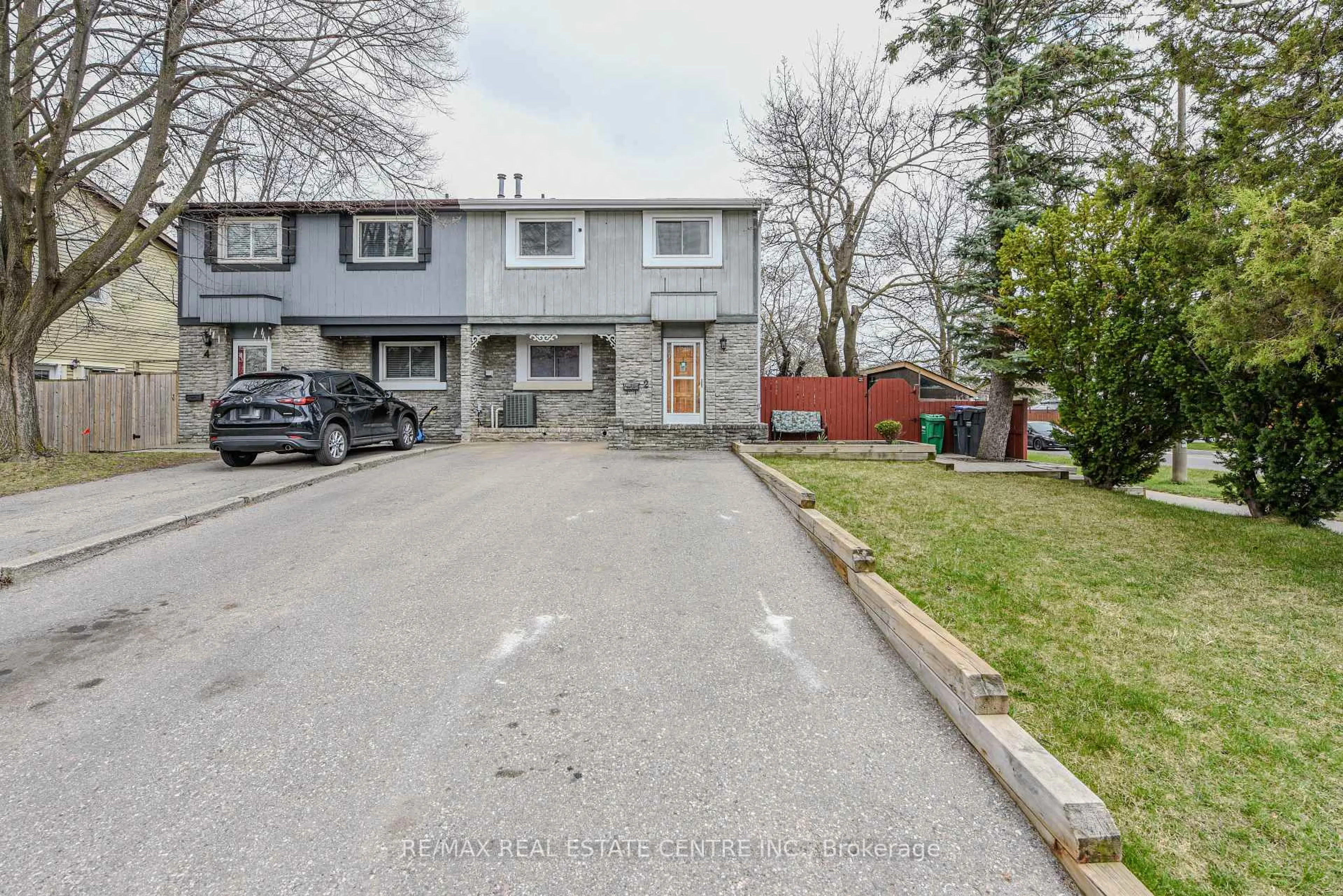 A pic from outside/outdoor area/front of a property/back of a property/a pic from drone, street for 2 Charters Rd, Brampton Ontario L6V 2S5