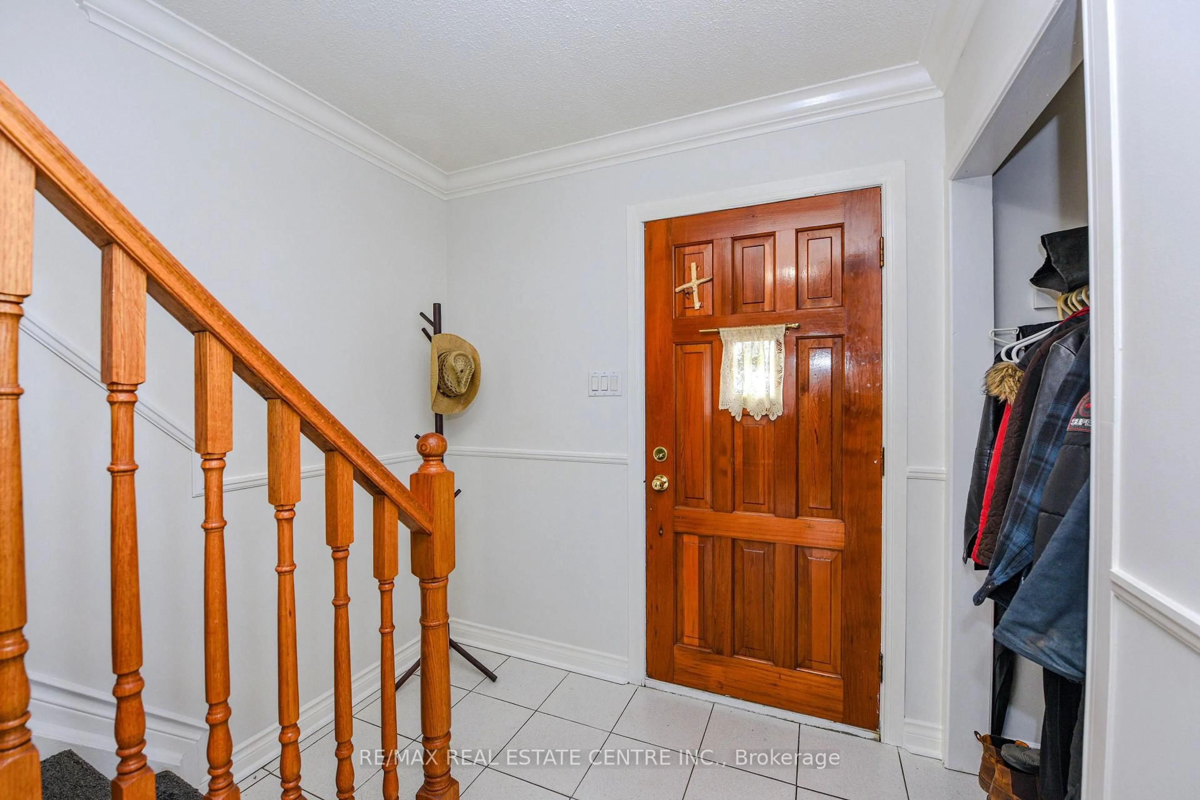 Indoor foyer for 2 Charters Rd, Brampton Ontario L6V 2S5
