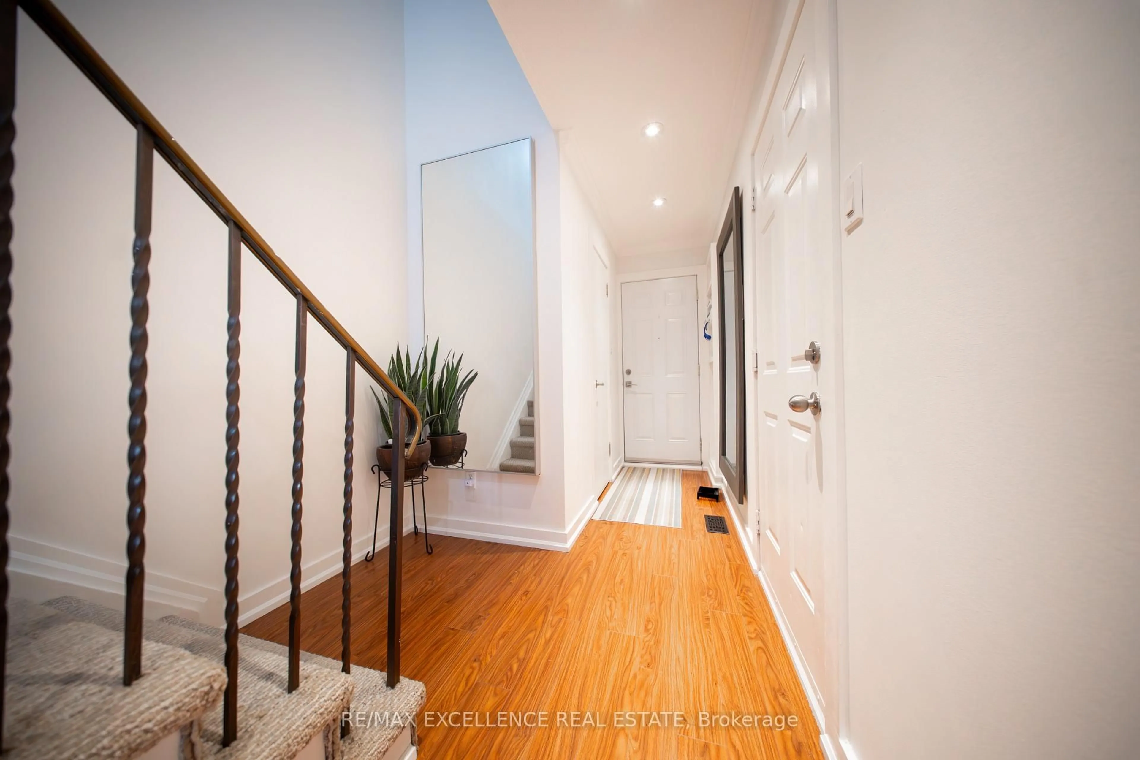 Indoor entryway for 35 Collins Cres #34, Brampton Ontario L6V 3M9