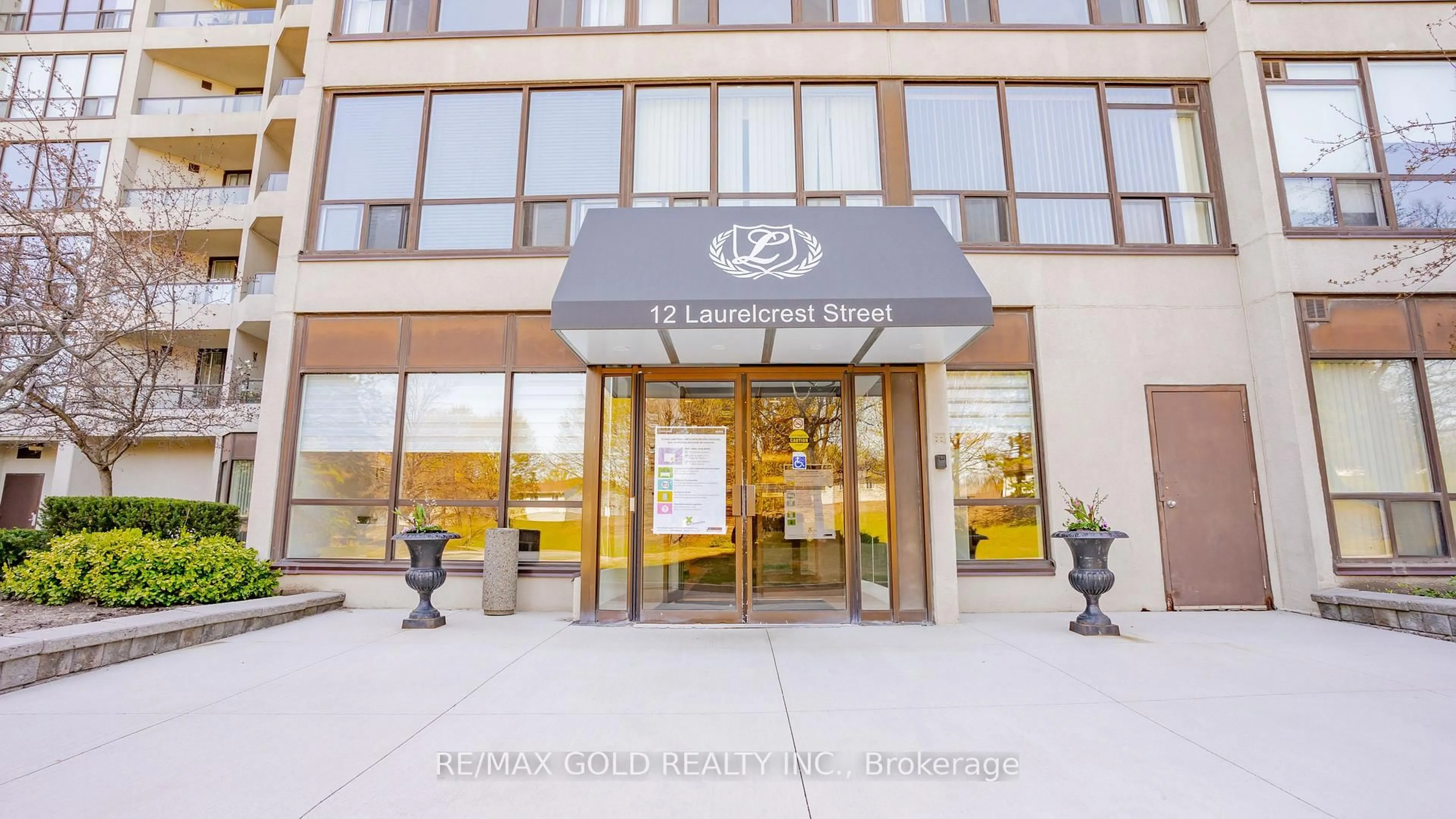 Indoor foyer for 12 Laurelcrest St #1209, Brampton Ontario L6S 5Y4