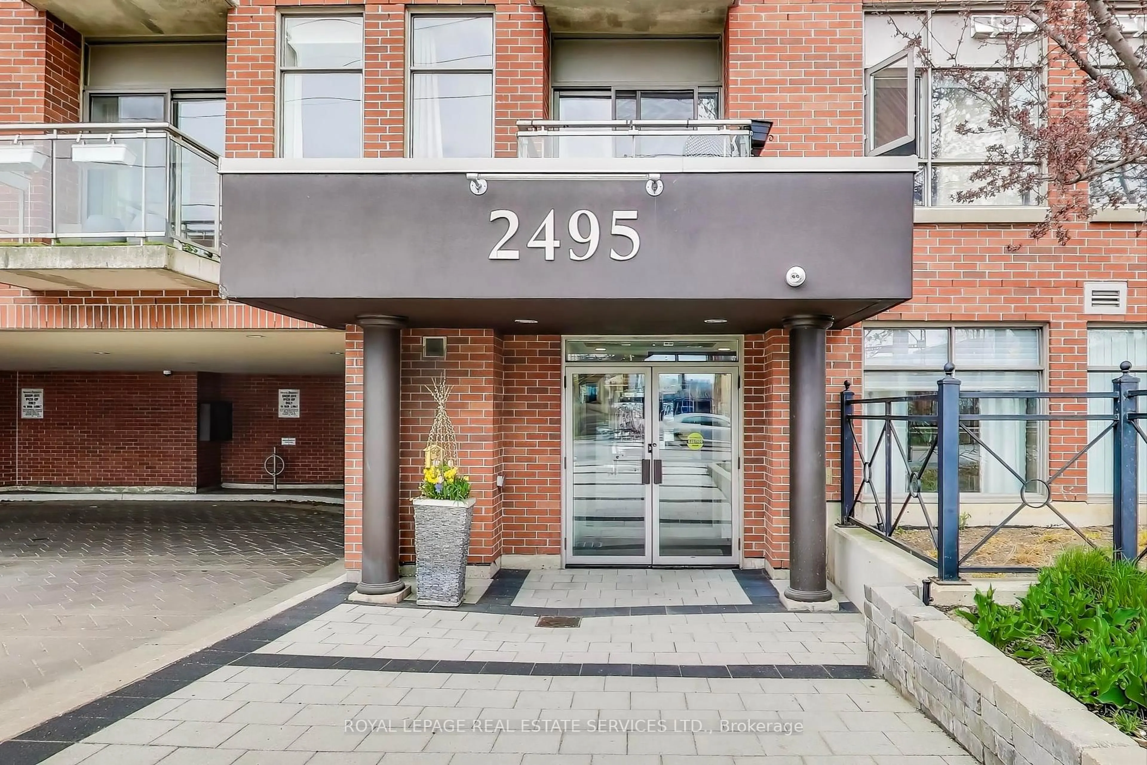 Indoor foyer for 2495 Dundas St #201, Toronto Ontario M6P 1X4