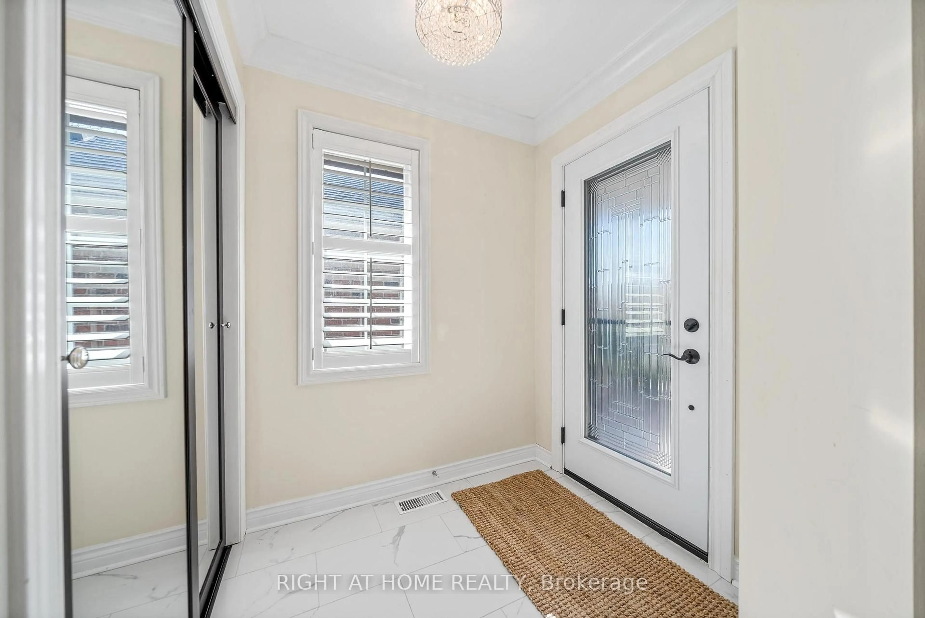 Indoor entryway for 615 Young Ave, Burlington Ontario L7S 2K5