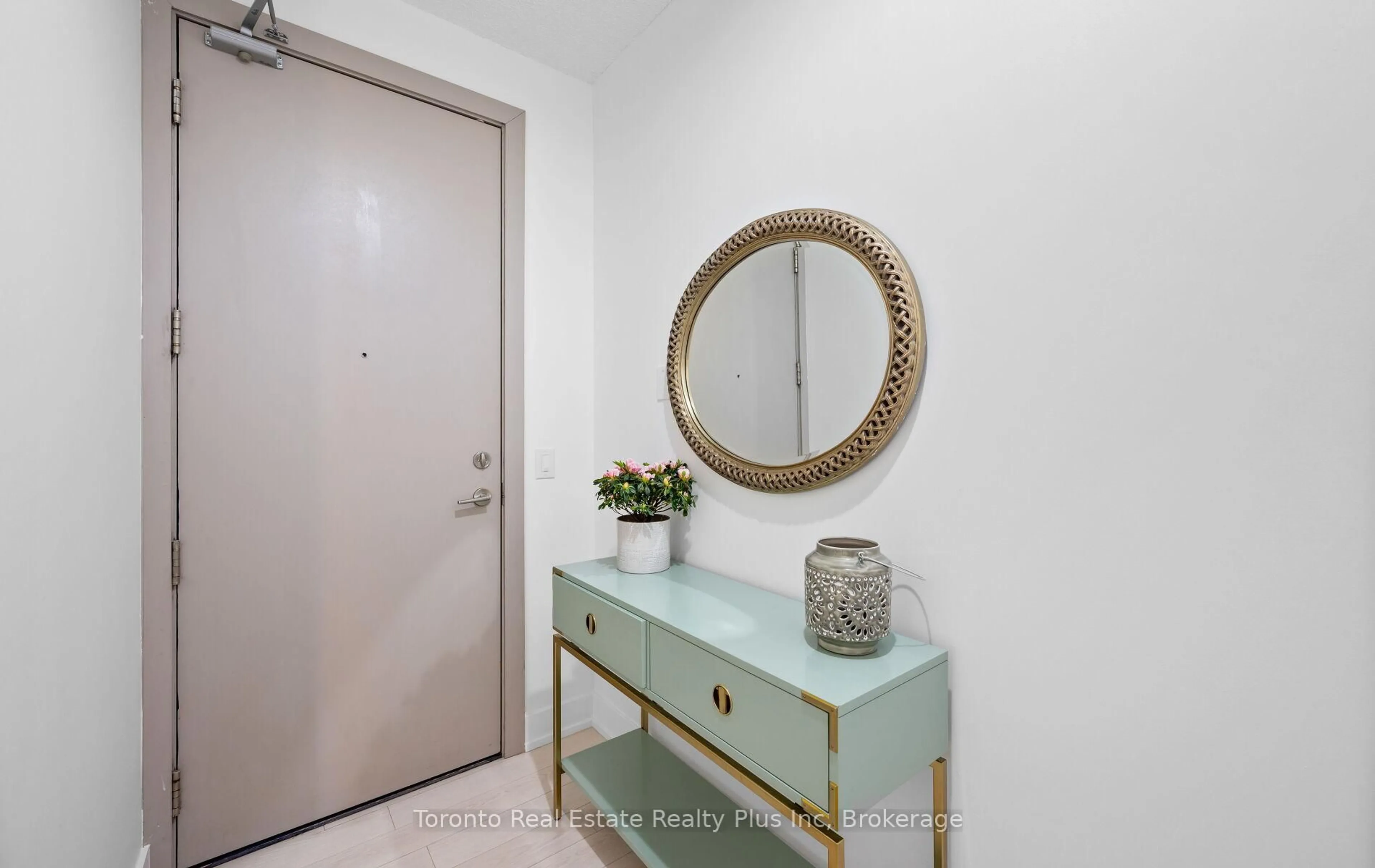 Indoor entryway for 1638 Bloor St #904, Toronto Ontario M6P 0A6