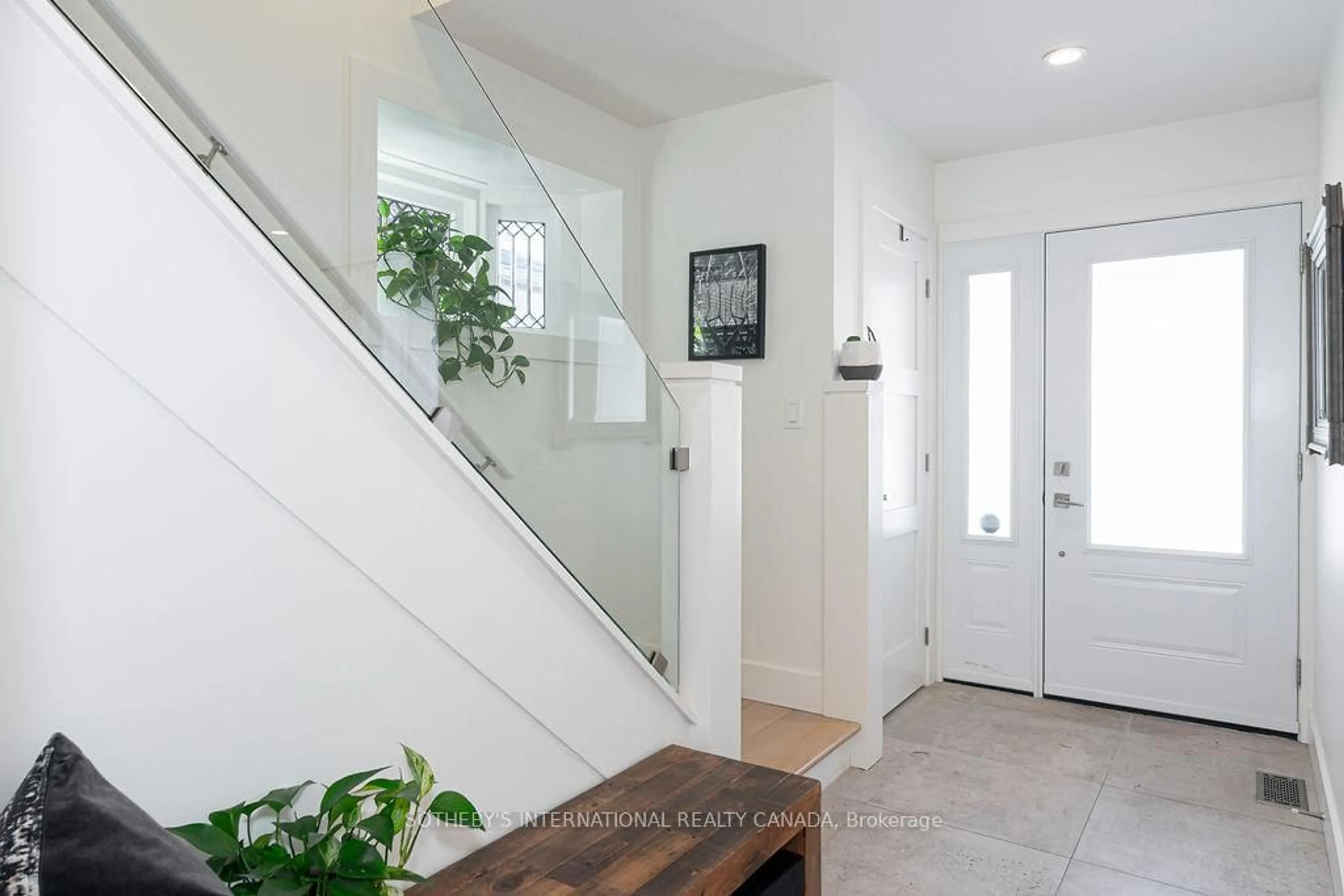 Indoor entryway for 19 Valleyview Gdns, Toronto Ontario M6S 2B5