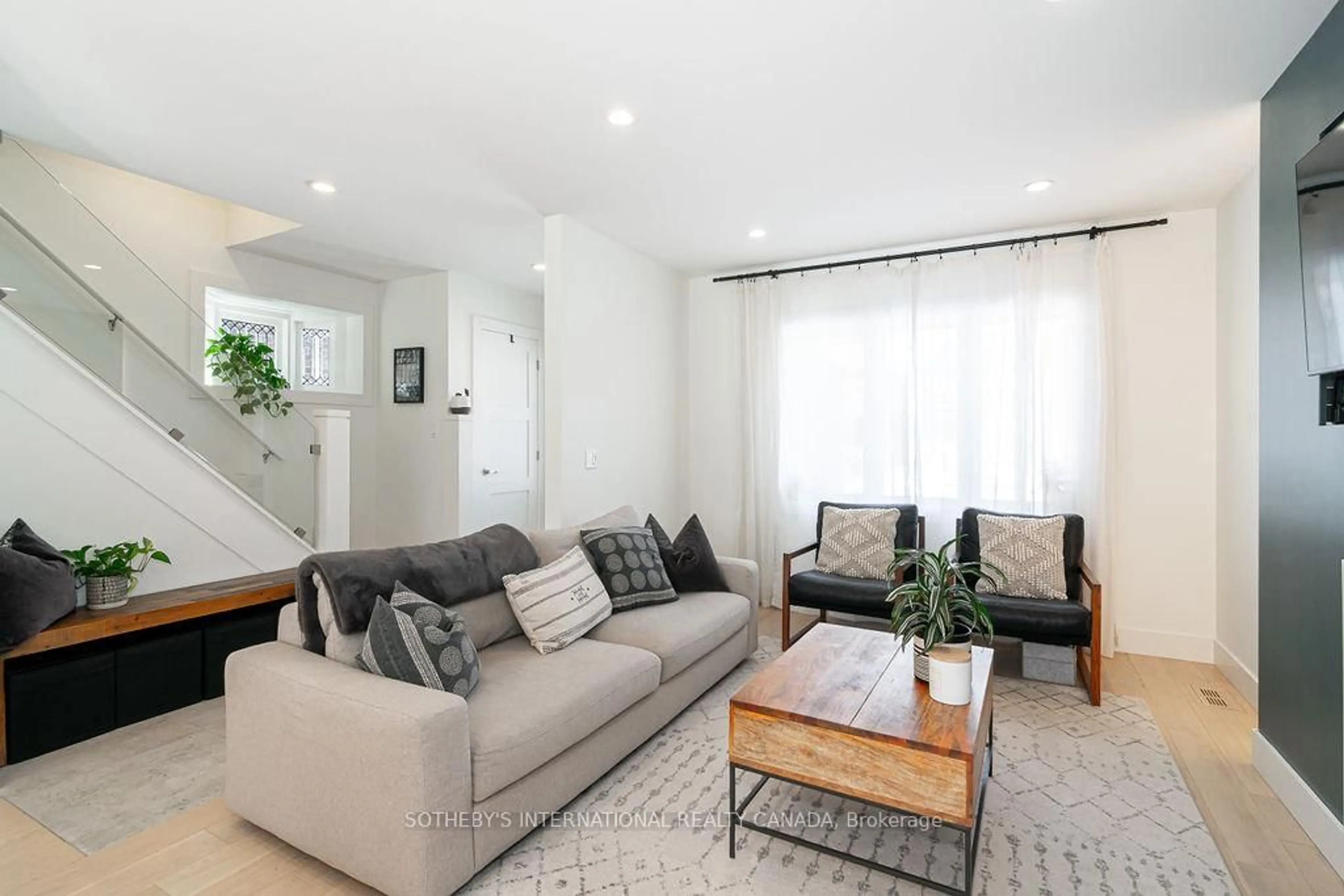 Living room with furniture, unknown for 19 Valleyview Gdns, Toronto Ontario M6S 2B5