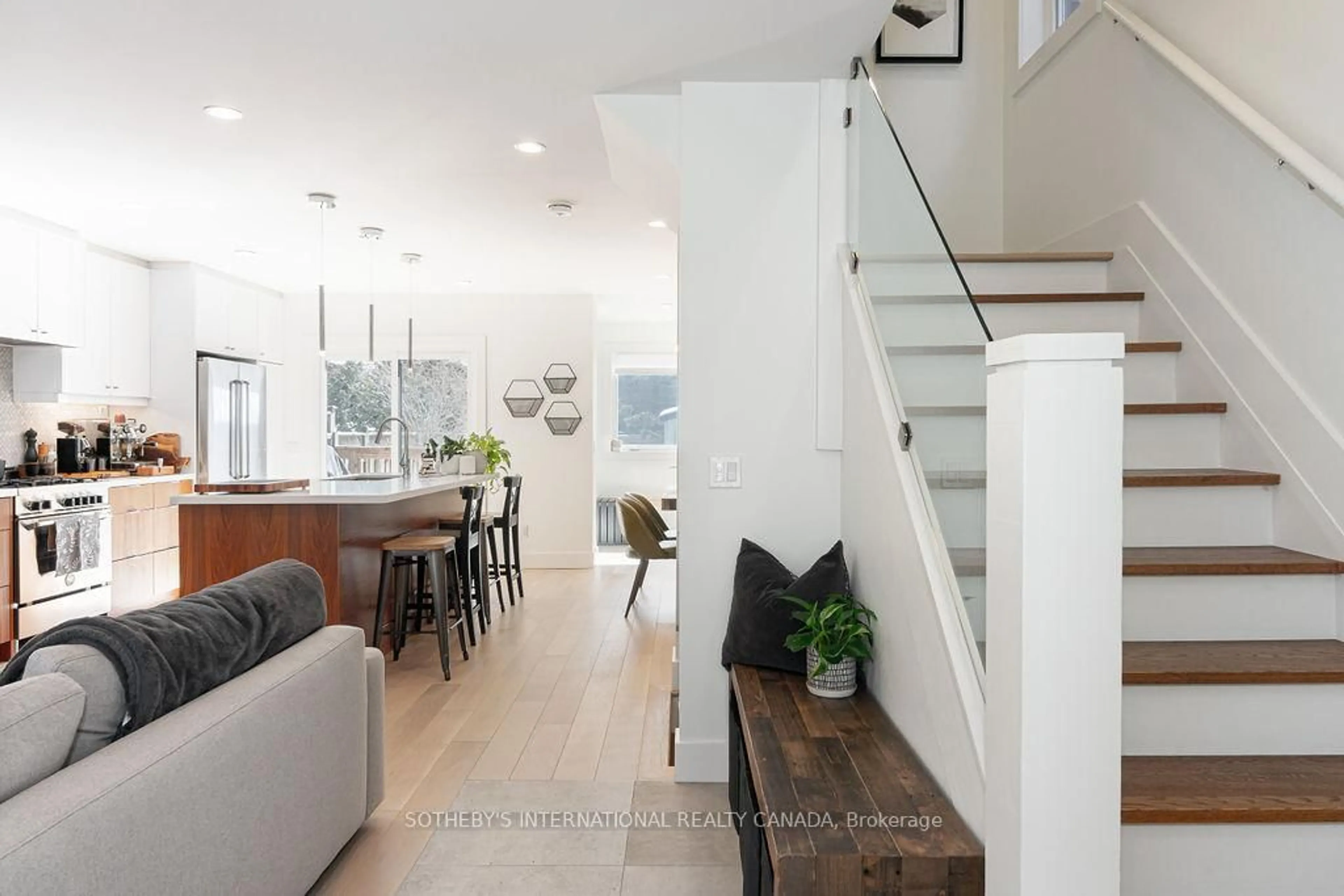 Indoor entryway for 19 Valleyview Gdns, Toronto Ontario M6S 2B5