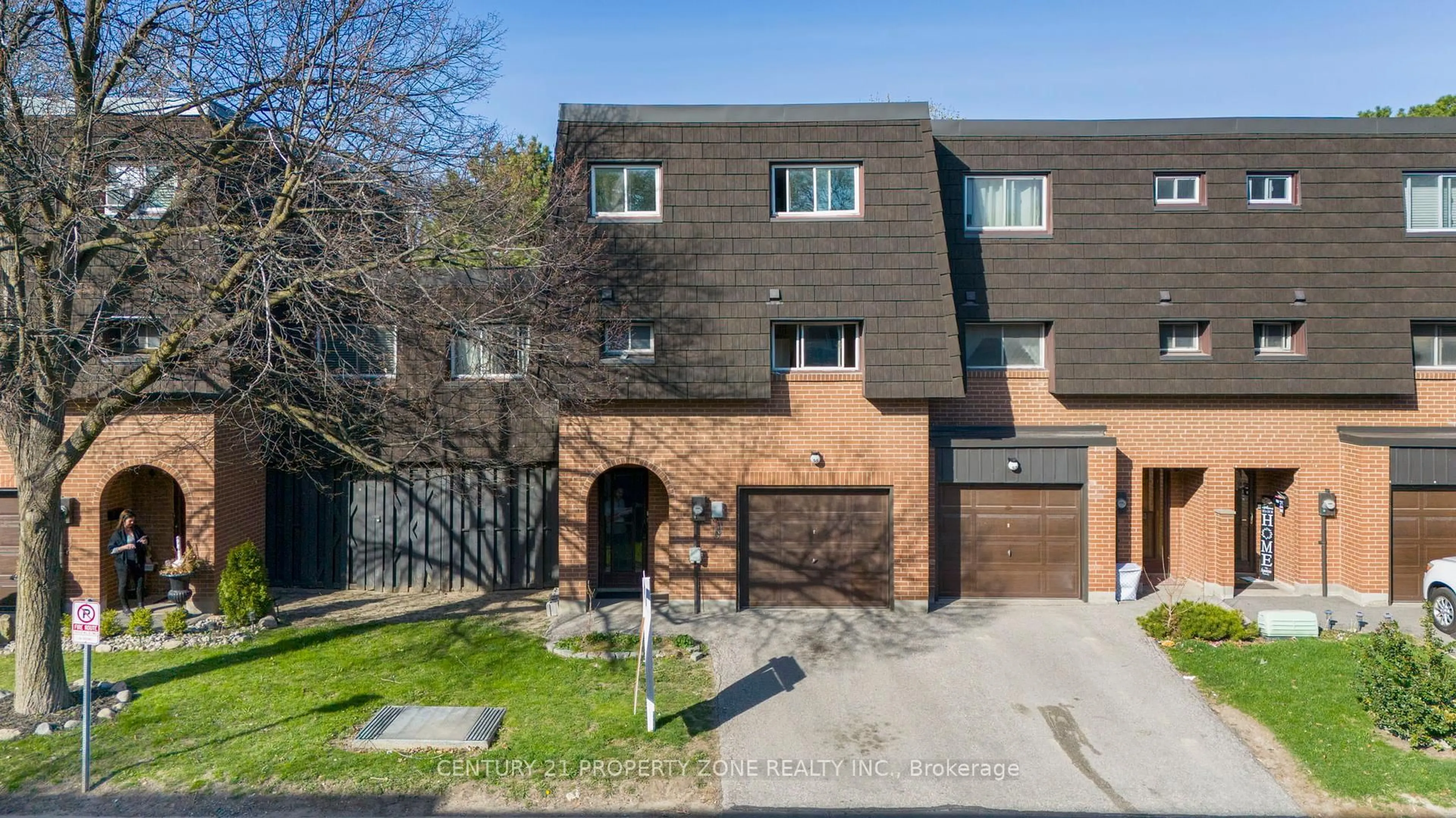 A pic from outside/outdoor area/front of a property/back of a property/a pic from drone, street for 55 Darras Crt, Brampton Ontario L6T 1W7