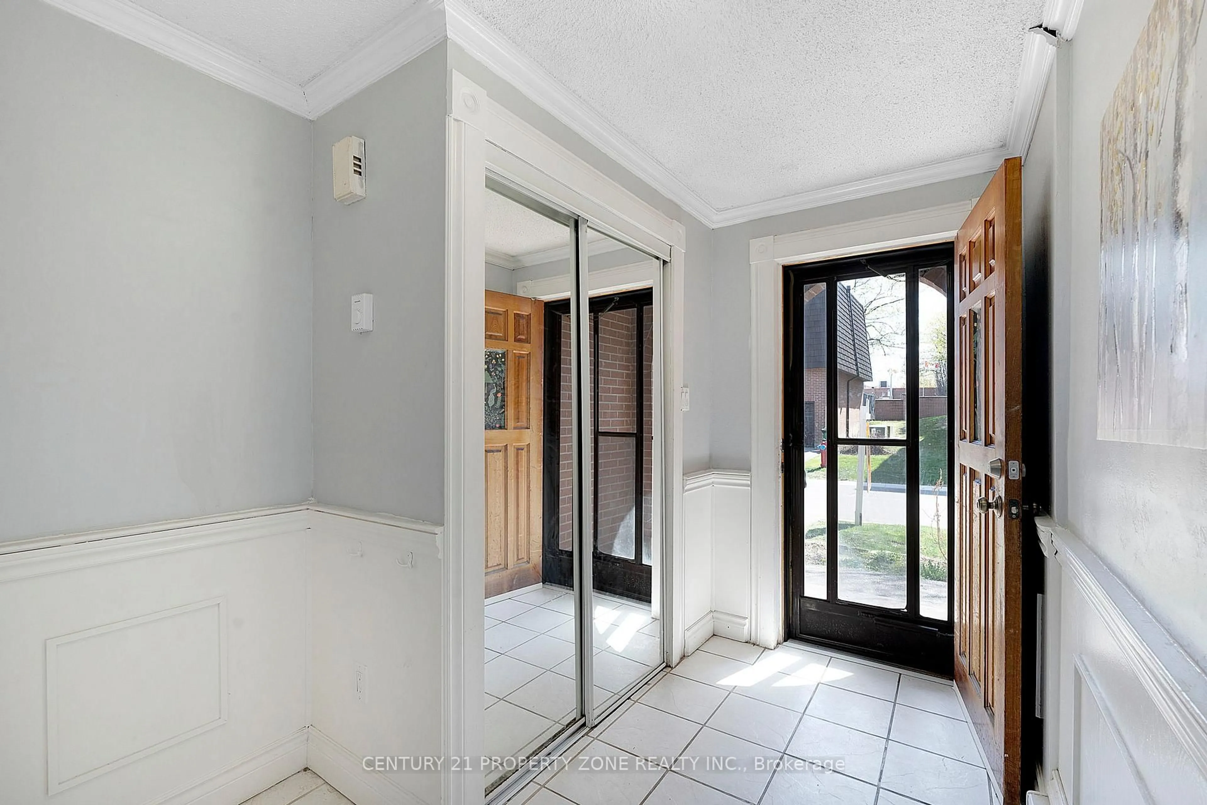 Unknown for 55 Darras Crt, Brampton Ontario L6T 1W7