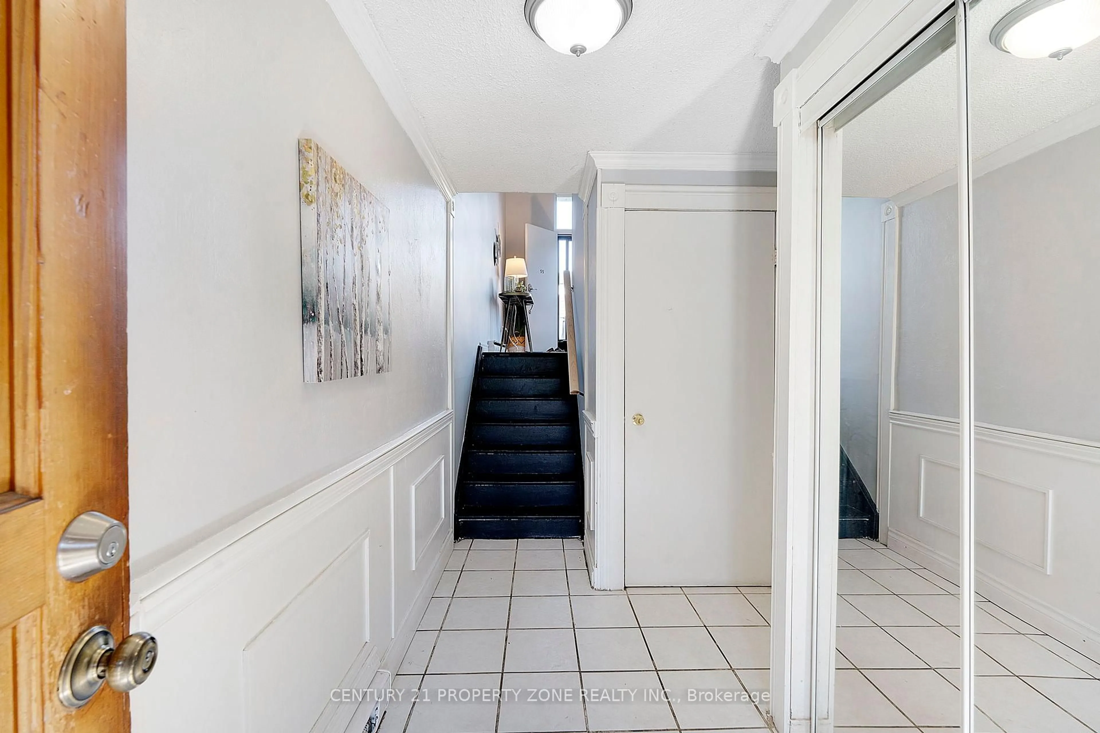 Indoor foyer for 55 Darras Crt, Brampton Ontario L6T 1W7