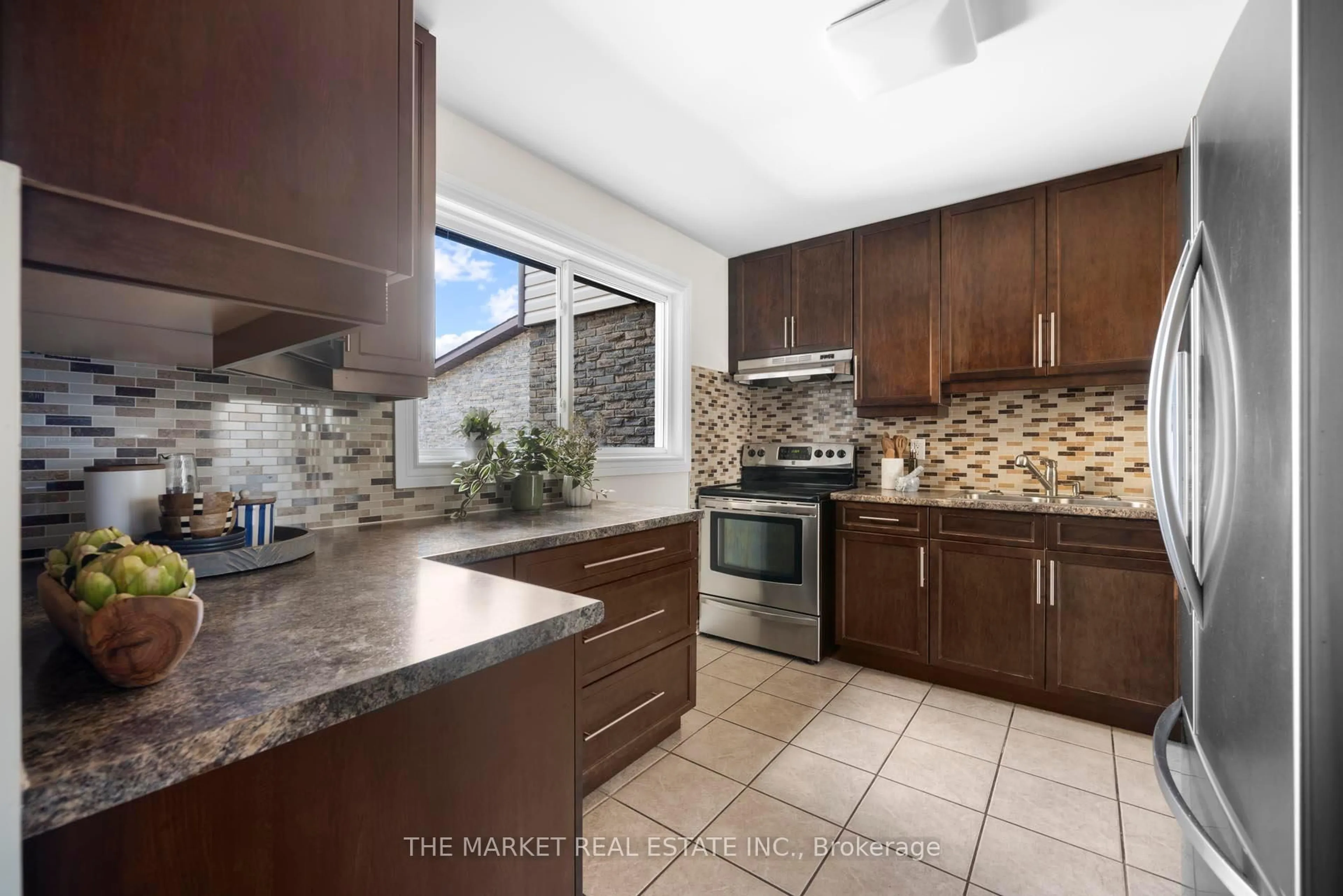 Open concept kitchen, ceramic/tile floor for 117 Greene Dr, Brampton Ontario L6V 2P2