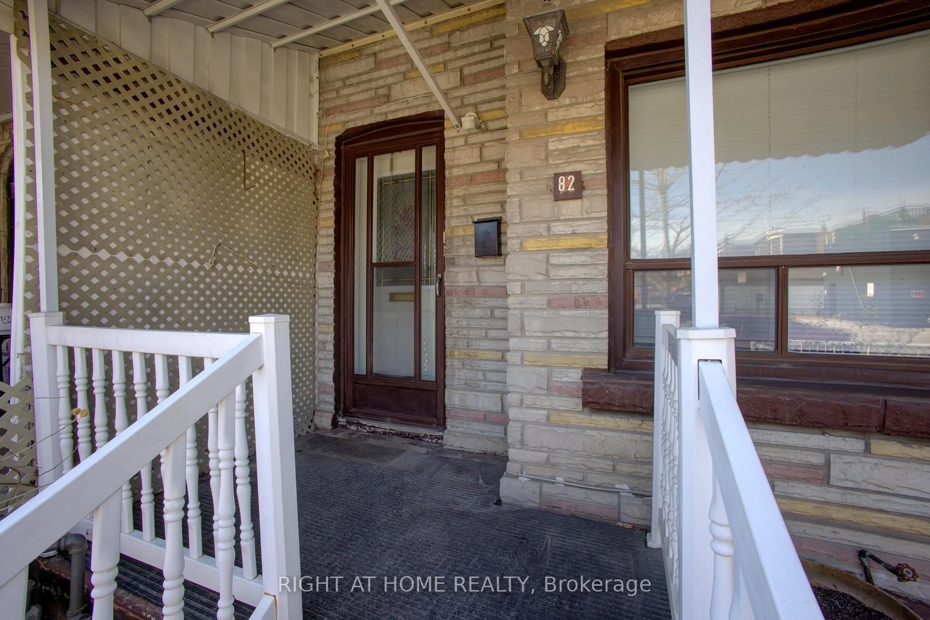 Indoor entryway for 82 Uxbridge Ave, Toronto Ontario M6N 2Y2