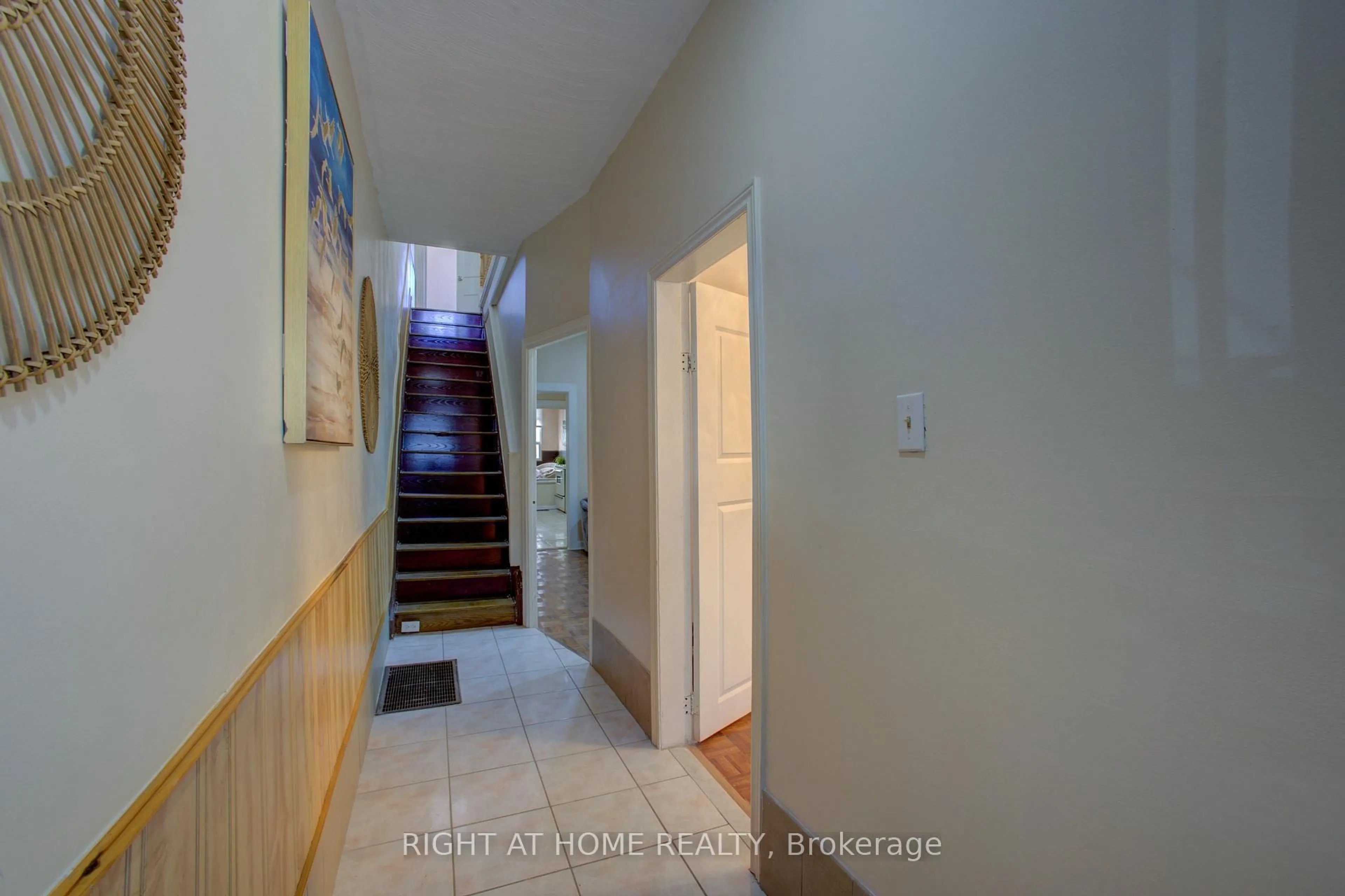 Indoor foyer for 82 Uxbridge Ave, Toronto Ontario M6N 2Y2