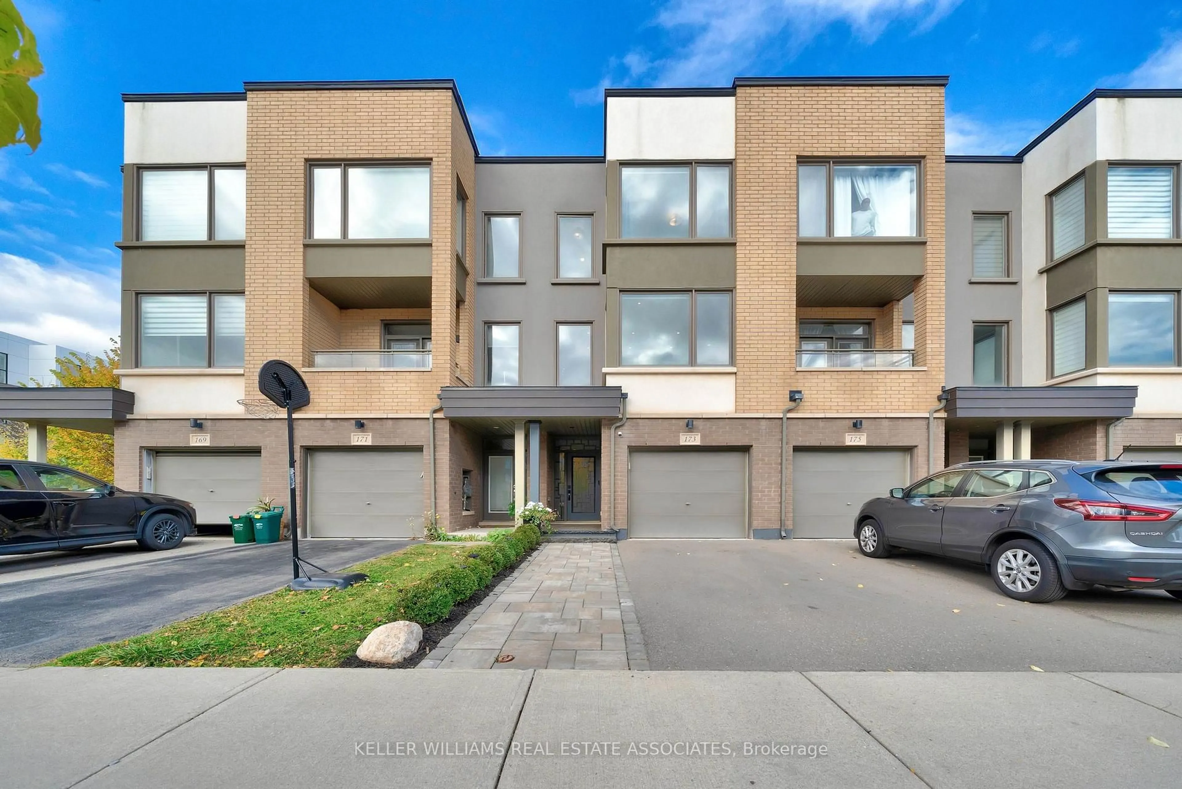 A pic from outside/outdoor area/front of a property/back of a property/a pic from drone, street for 173 Sabina Dr, Oakville Ontario L6H 0L4